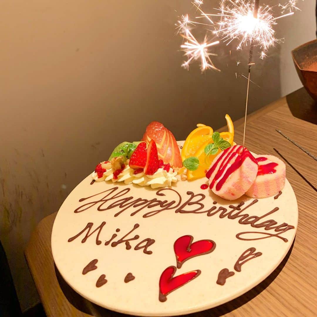 金子実加さんのインスタグラム写真 - (金子実加Instagram)「KINTANで友達にお誕生日祝いして頂きました🎁✨ 素敵なお花とプレゼントと美味しいご飯と最高の友達が居たら幸せです✨✨✨ ありがとう🔥✨ 野菜を大量に食べれたし、お肉も美味しかった🎂 . . . . . . . . . . #kintan表参道 #kintan #birthdaypresent #birthdayプレート　#バースデープレート　#肉ケーキ #サプライズ　#友達　#誕生日　#花　#花束　#ブーケ」1月29日 22時54分 - kanekomika0127