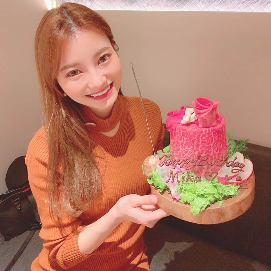 金子実加さんのインスタグラム写真 - (金子実加Instagram)「KINTANで友達にお誕生日祝いして頂きました🎁✨ 素敵なお花とプレゼントと美味しいご飯と最高の友達が居たら幸せです✨✨✨ ありがとう🔥✨ 野菜を大量に食べれたし、お肉も美味しかった🎂 . . . . . . . . . . #kintan表参道 #kintan #birthdaypresent #birthdayプレート　#バースデープレート　#肉ケーキ #サプライズ　#友達　#誕生日　#花　#花束　#ブーケ」1月29日 22時54分 - kanekomika0127