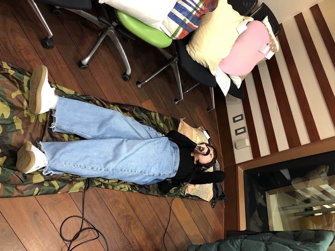 関取花のインスタグラム：「本日も #tokyofm「 #ねるまえのまえ」ありがとうございました🛌📻 今日のメッセージテーマ「枕元に何置いてる？」にちなんで、スタッフ陣のガチ枕を集めて「きき枕選手権」という謎企画をやりました😂1、2枚め目は正真正銘生放送中の写真です。真剣な眼差し。 この番組、回をおうごとに攻めた企画が増えて行く…明日は寿司を生放送中に食べるとか食べないとか🍣笑  明日も是非ぜひ聴いてくださいね！tokyofmにて夜8時からです！」