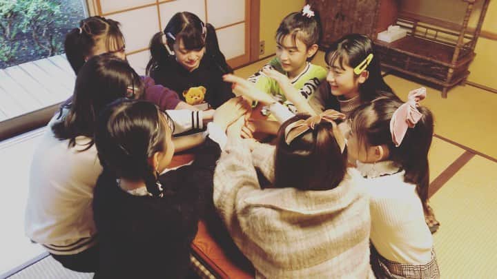 ニコ☆プチのインスタグラム：「誰でもやったことのある、コレ！ 「手重ねて引っこ抜いて叩くゲーム」で 盛り上がるプチモたち💗 (このゲーム名ってなぁに？) #ニコプチ #プチモ」