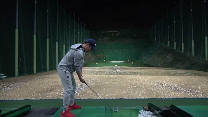AKIのインスタグラム：「2番アイアン🏌️‍♂️ハイドロー . #ゴルフ　#ゴルフスイング」