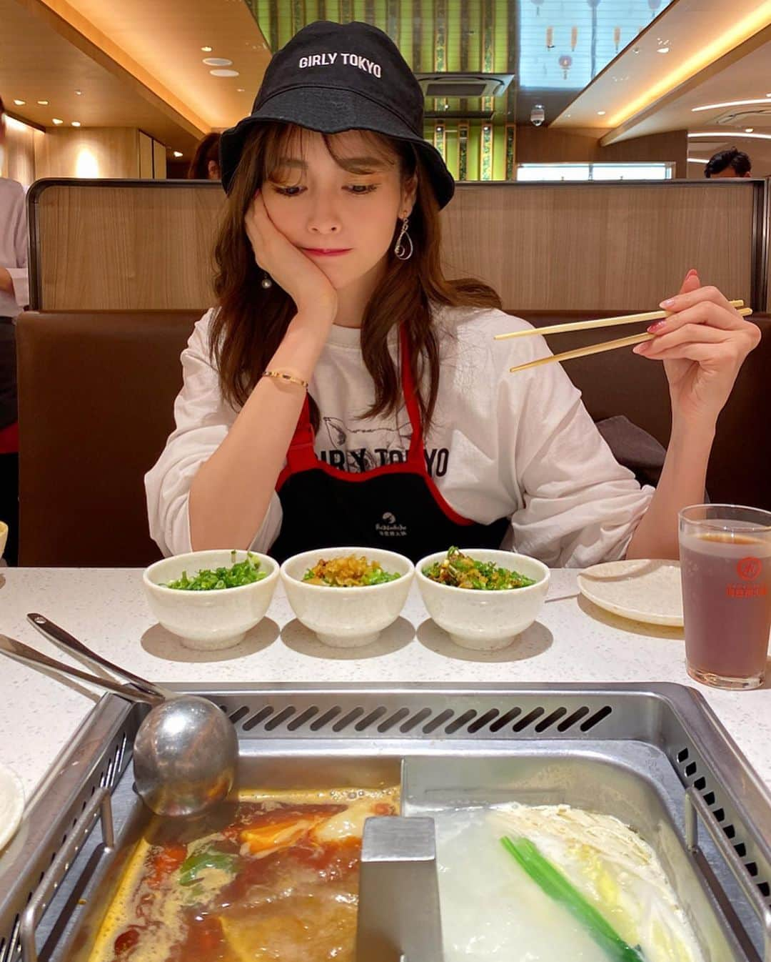 得あゆさんのインスタグラム写真 - (得あゆInstagram)「大好きなネギを食べに行くお店🔥 (本来は火鍋屋さん🔥) #海底撈火鍋 ・ 最近ガーリー東京の服ばっかり着てるよね🤣 嬉しくて来ちゃう！笑 2/1(土)発売❣️ ・ 中国での新型ウイルスが心配です。。 日本だからといって安心せずマスク付ける😷など 予防していきたいですね🥺✨ あと喉が痛いなどでもすぐ病院に行くようにしてください！ 私も先週喉が痛くてすごい長引いていました。 人にうつしたら大変なので皆さん自分の身体第一にしてください🥺‼️ ・ 大家身体状况还好吗? 祝您早日安然无恙! ・ ・ ・ ・ ・ ・ ・ ・ ・ ・ ・ #girlytokyo#ガーリー東京#新宿#歌舞伎町#ネギ#火鍋#鍋#ヘルシー#美味しい#ヘアスタイル#ヘアアレンジ#ガーリー#夜ごはん#ディナー#ナチュラルメイク#冬服#美味しい#新宿グルメ#グルメ#デート#カップル#新年会#中国#お買い物#散歩#オトナ女子#インスタ映え#カメラ女子#写真#shinjuku」1月29日 21時24分 - tokuayu819