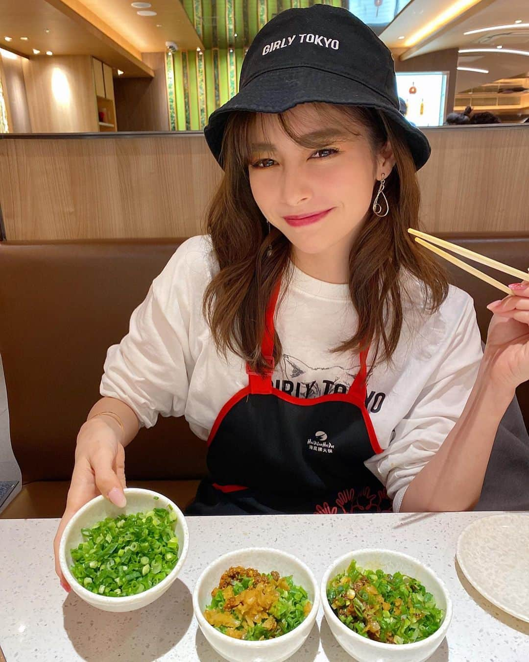 得あゆさんのインスタグラム写真 - (得あゆInstagram)「大好きなネギを食べに行くお店🔥 (本来は火鍋屋さん🔥) #海底撈火鍋 ・ 最近ガーリー東京の服ばっかり着てるよね🤣 嬉しくて来ちゃう！笑 2/1(土)発売❣️ ・ 中国での新型ウイルスが心配です。。 日本だからといって安心せずマスク付ける😷など 予防していきたいですね🥺✨ あと喉が痛いなどでもすぐ病院に行くようにしてください！ 私も先週喉が痛くてすごい長引いていました。 人にうつしたら大変なので皆さん自分の身体第一にしてください🥺‼️ ・ 大家身体状况还好吗? 祝您早日安然无恙! ・ ・ ・ ・ ・ ・ ・ ・ ・ ・ ・ #girlytokyo#ガーリー東京#新宿#歌舞伎町#ネギ#火鍋#鍋#ヘルシー#美味しい#ヘアスタイル#ヘアアレンジ#ガーリー#夜ごはん#ディナー#ナチュラルメイク#冬服#美味しい#新宿グルメ#グルメ#デート#カップル#新年会#中国#お買い物#散歩#オトナ女子#インスタ映え#カメラ女子#写真#shinjuku」1月29日 21時24分 - tokuayu819