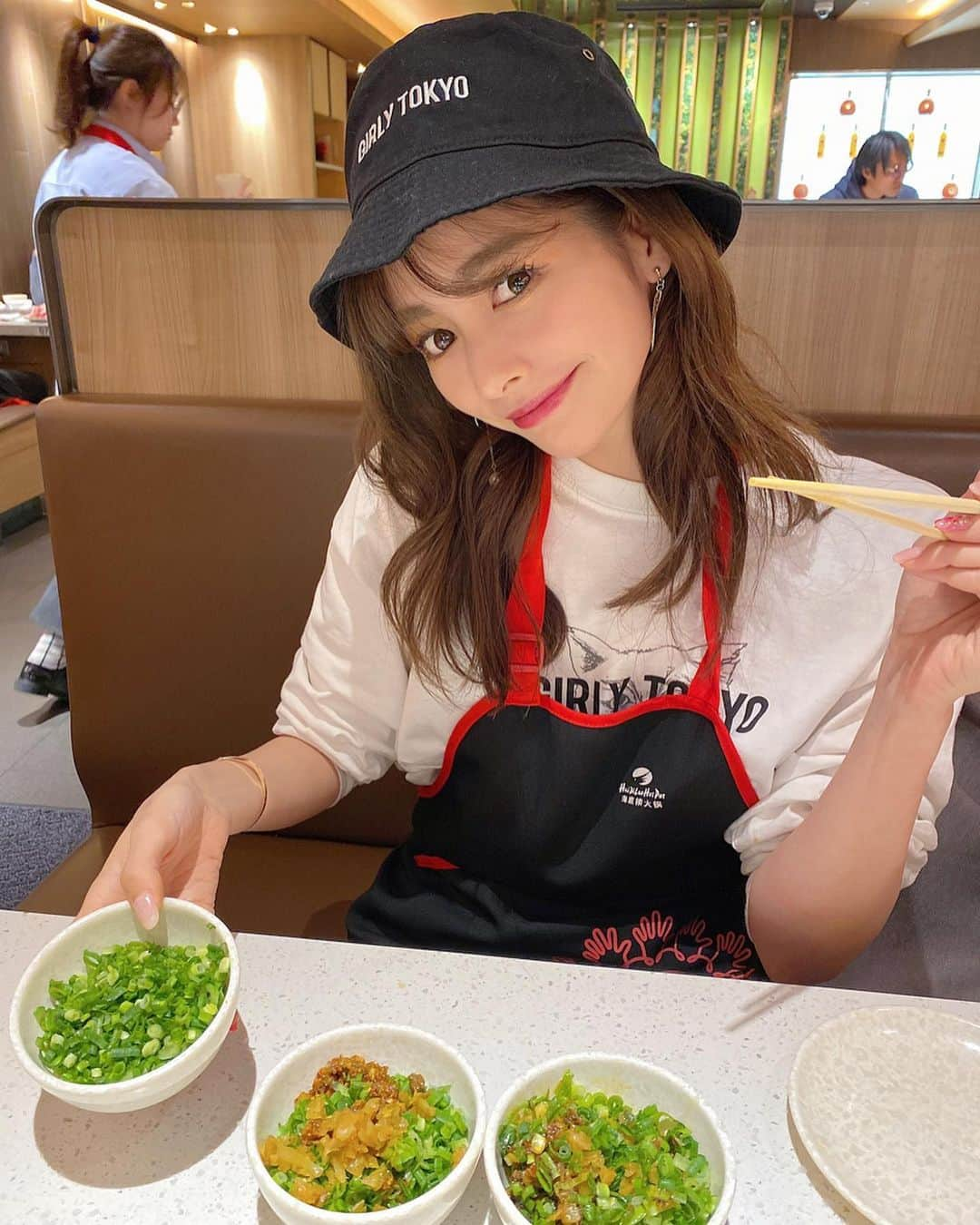 得あゆさんのインスタグラム写真 - (得あゆInstagram)「大好きなネギを食べに行くお店🔥 (本来は火鍋屋さん🔥) #海底撈火鍋 ・ 最近ガーリー東京の服ばっかり着てるよね🤣 嬉しくて来ちゃう！笑 2/1(土)発売❣️ ・ 中国での新型ウイルスが心配です。。 日本だからといって安心せずマスク付ける😷など 予防していきたいですね🥺✨ あと喉が痛いなどでもすぐ病院に行くようにしてください！ 私も先週喉が痛くてすごい長引いていました。 人にうつしたら大変なので皆さん自分の身体第一にしてください🥺‼️ ・ 大家身体状况还好吗? 祝您早日安然无恙! ・ ・ ・ ・ ・ ・ ・ ・ ・ ・ ・ #girlytokyo#ガーリー東京#新宿#歌舞伎町#ネギ#火鍋#鍋#ヘルシー#美味しい#ヘアスタイル#ヘアアレンジ#ガーリー#夜ごはん#ディナー#ナチュラルメイク#冬服#美味しい#新宿グルメ#グルメ#デート#カップル#新年会#中国#お買い物#散歩#オトナ女子#インスタ映え#カメラ女子#写真#shinjuku」1月29日 21時24分 - tokuayu819