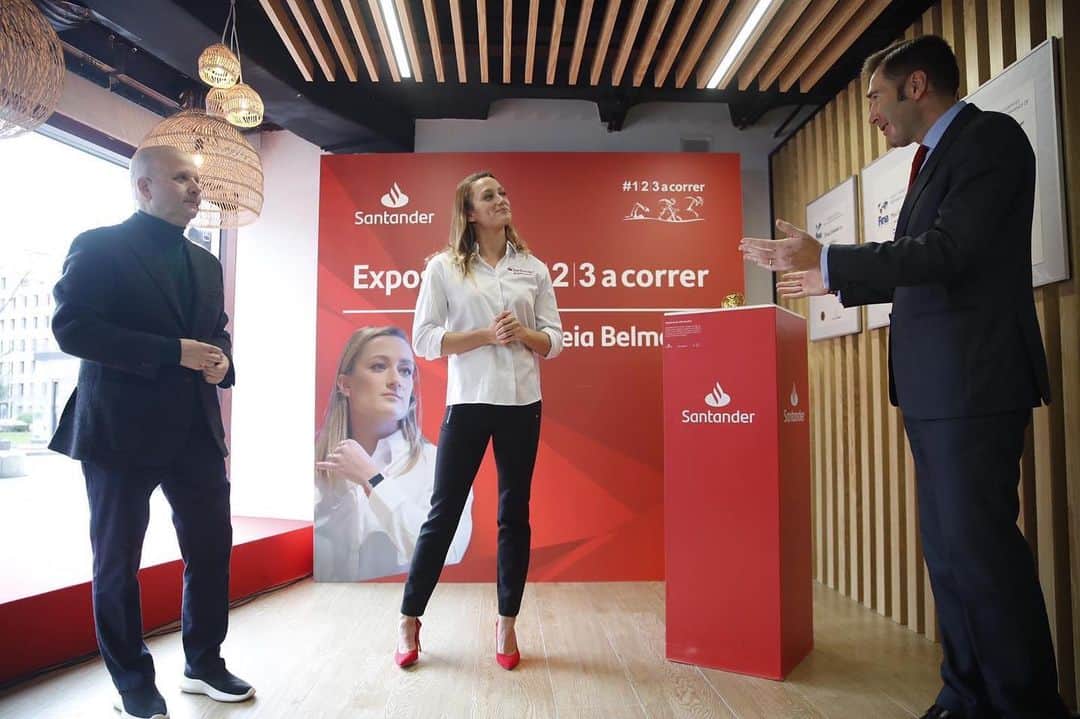 ミレイア・ベルモンテ・ガルシアのインスタグラム：「Ayer tuve el placer de inaugurar la exposición con algunos de mis logros más importantes junto a @santander_es. Si queréis verla, os podéis pasar por la oficina de Recoletos en Madrid 😊.」