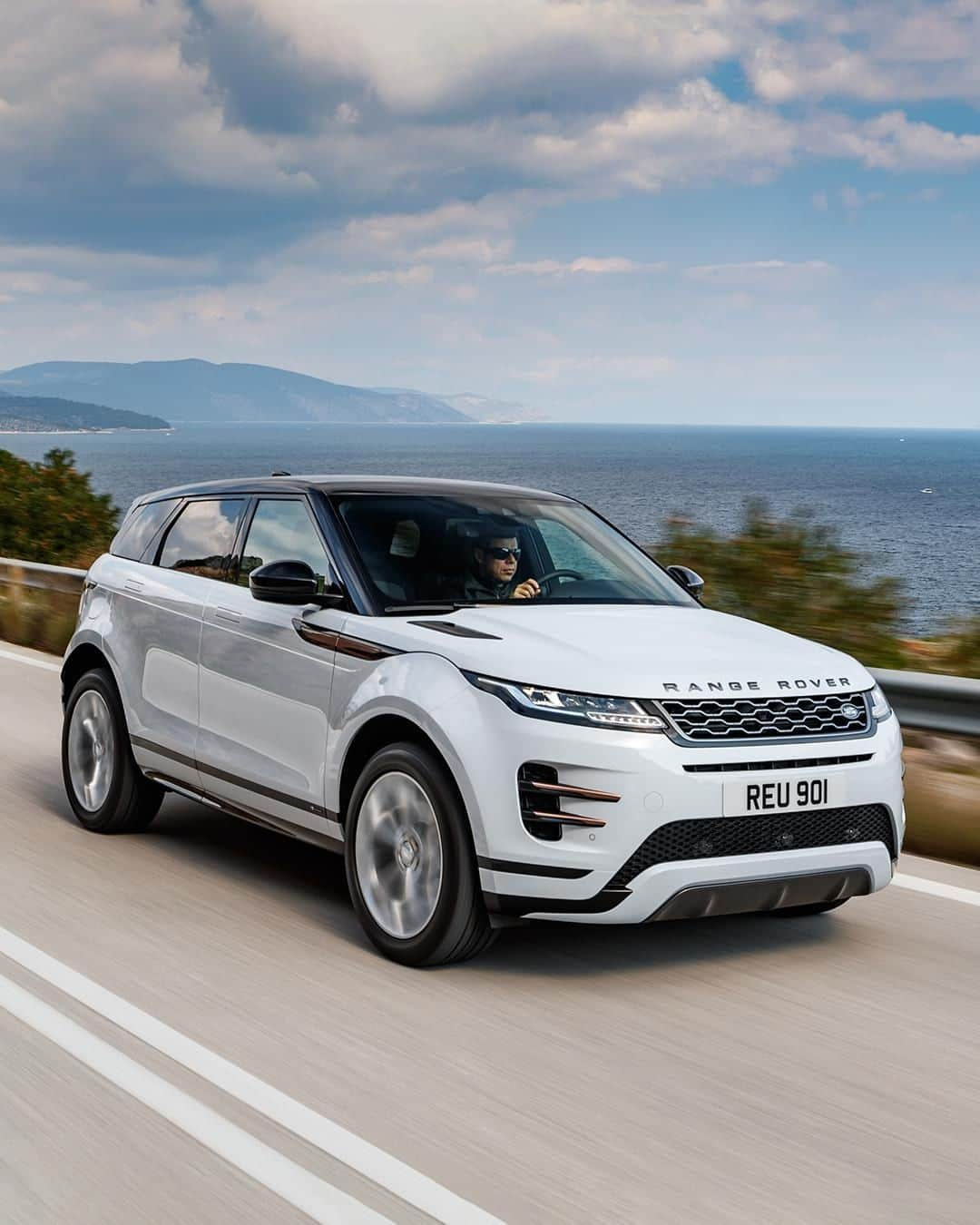 Land Roverさんのインスタグラム写真 - (Land RoverInstagram)「From city to coast and beyond - New #RangeRover #Evoque is designed to make every journey remarkable. Search 'New Evoque configurator' to design yours.  #RangeRover #Evoque #LandRover #CompactSUV #Design #Carsofinstagram #4x4 #Luxury #Instadesign #Elegance #SustainableStyle #SustainableLiving #SustainableLuxury」1月29日 21時30分 - landrover