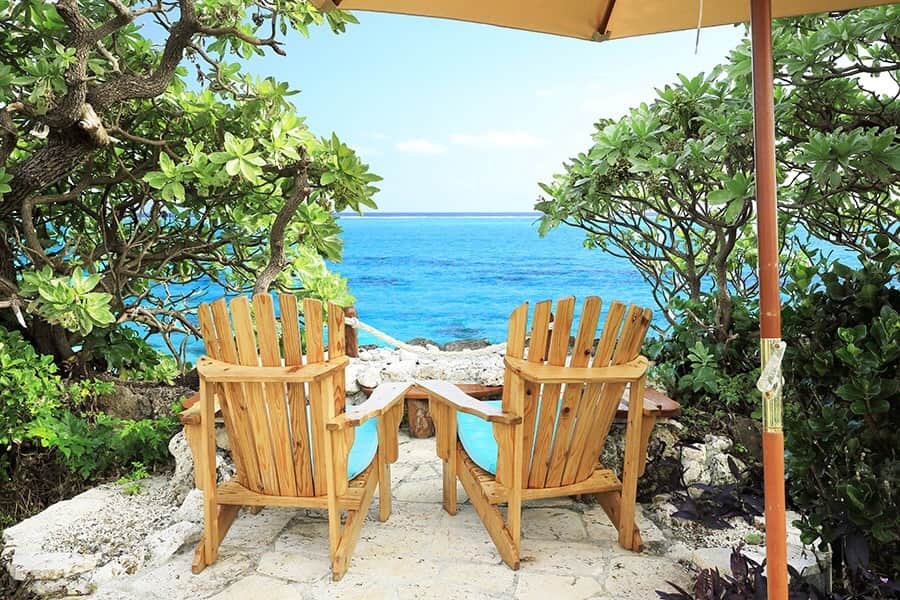 現地発信の旅行サイト「たびらい」さんのインスタグラム写真 - (現地発信の旅行サイト「たびらい」Instagram)「【鹿児島・与論島】⠀ 鹿児島県最南端の島・与論島にある｢Yoron Seaside Garden｣。緑に囲まれた美しいガーデンと爽快なオーシャンビューが目を楽しませてくれます。ドリンクと一緒に「Ivan’s Burger（アイバンズ バーガー）」もぜひ♪ このガーデンは島の自然と共存するように、オーナー自身の自宅で大切につくりあげた作品。訪れる時には、"友人のお庭におじゃまする"ような感覚で、品よく素敵な場所を楽しんでくださいね。※水着等での入場不可⠀ ：⠀ #たびらい #tabirai #ローカル旅行 #旅行好き #旅行 #女子旅 #travel #たびらい九州 #九州旅行 #カメラ女子 #ヨロン #与論 #与論島 #sea #海 #マリンブルー #透き通る #離島 #ヨロンシーサイドガーデン #オーシャンビュー #大人の休日 #trip #旅したくなるフォト #癒し #ガーデン #鹿児島 #ヨロンブルー #blue #国内旅行 #南国が好き」1月29日 21時30分 - tabirai