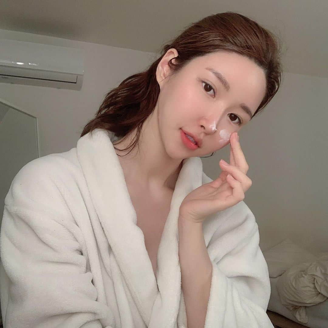 李到華さんのインスタグラム写真 - (李到華Instagram)「태어나서 요즘처럼 피부가 안좋을때가 없어요.. 날씨 떄문인지 호르몬 떄문인지 주변에서 하도 세라마이드 세라마이드 하길래 얼마나 좋길래 나도 써봐야겠어!!라는 마음으로 쓰는 리뷰  세라마이드 종류 중 세라마이드 엔피는  인간의 피부랑 가장 가까운 성격을 지녔다고 해요 그래서 피부장벽을 형성하거나 유수분 밸런스 조절에 탁월하다는데  건조한 겨울에 세라마이드 모르면 정말 손해인것 같아요  아무제품이나 리뷰하기 싫어서 무조건 사용해보고 최대한 솔직하게 쓰려고 노력하는 편인데 코니샤 블러썸은 제형 자체가 요거트를 바르는것 마냥 무겁지가않고 촉촉해서 손이 자주 가더라구요 처음은 촉촉 마지막은 보들보들 이랄까.. 번들거림없고 빠르게 수분이 먹는 느낌이라 이 이후에 화장을 해도 전혀 밀리지 않는점이 너무 마음에 들었어요!  안그래도 오프라인에 팬많은 코니샤 제품이라  걱정은 안했는데 확실히 예민한 피부인 저에겐 너무 잘맞네요!  3월초쯤에 임상실험 결과까지 발표한다니..앞으로 더 믿고 사용하겠습니다 #충성! . .  #코니샤블러썸 #코니샤모이스처크림 #코니샤세라마이드 #코니샤보습크림 #세라마이드크림 #코니샤 #노을크림 #진정크림 #코니샤노을크림 #오아시스블라썸 #영양크림추천 #보습크림추천」1月29日 21時34分 - ah____rim