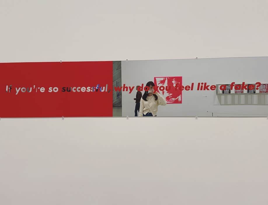 加納奈々美のインスタグラム：「❤️🤍 ここ実業家の方がプライベートコレクションの現代アートを飾ってる美術館らしく、めちゃくちゃ内容充実してるのに無料で入れて本当すごかった🤭」
