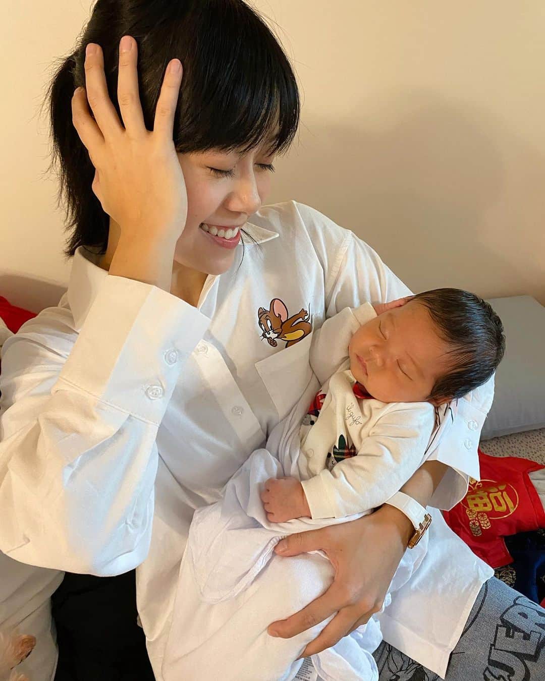 ジャクリーン・ウォンのインスタグラム：「In a world when everything seems a bit crazy, thank you for bringing such pure joy and love to the family little bean. 👶🏻 大家都要 身 體 健 康 🙏🏻🙏🏻」