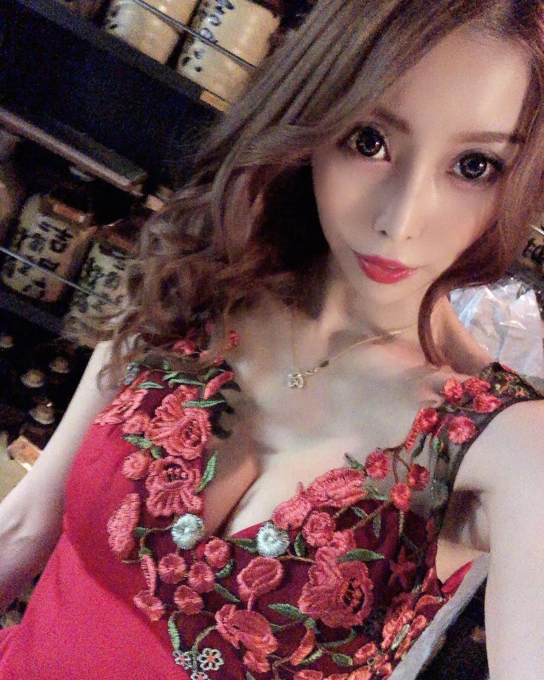 高橋沙弥華さんのインスタグラム写真 - (高橋沙弥華Instagram)「珍しい🌹の👗買ったよ😎  @angelr_dress ❤  可愛すぎる🤦‍♀️💓 1枚目光の加減で肌黒く見える😂  今日は届いた最終兵器トリートメントのお陰でヘアメの人にも今日髪の毛全然違うって2人に言われたの☺  化粧水とクリームもめちゃくちゃ化粧ノリよくて るんるん😌💕 #おnew #エンジェルアール #🌹 #red #可愛すぎる #ツボ #treatment #化粧水 #cream #洗顔 #ぷう #お帰り」1月29日 21時42分 - takahashi_sayakachan1204