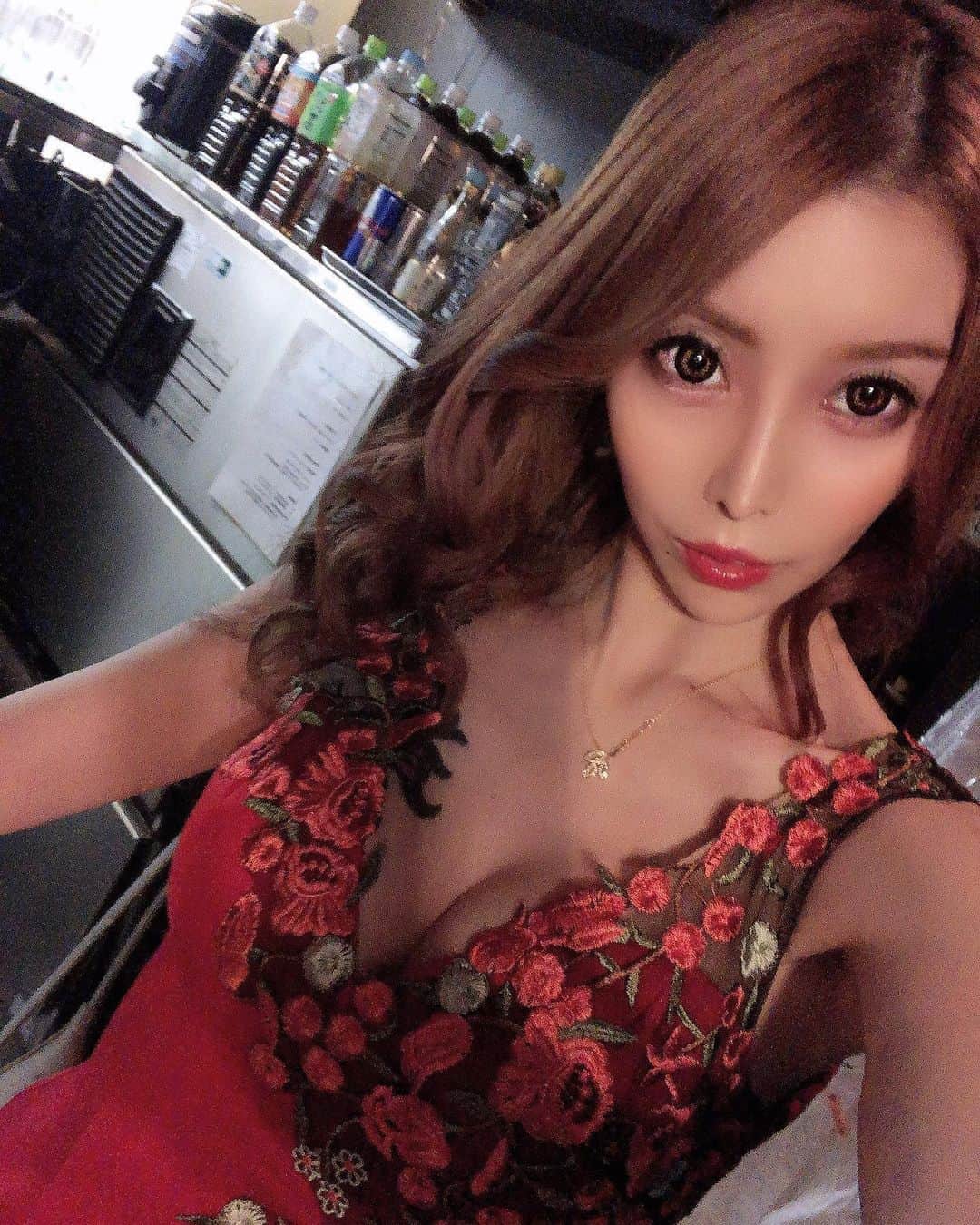 高橋沙弥華のインスタグラム：「珍しい🌹の👗買ったよ😎  @angelr_dress ❤  可愛すぎる🤦‍♀️💓 1枚目光の加減で肌黒く見える😂  今日は届いた最終兵器トリートメントのお陰でヘアメの人にも今日髪の毛全然違うって2人に言われたの☺  化粧水とクリームもめちゃくちゃ化粧ノリよくて るんるん😌💕 #おnew #エンジェルアール #🌹 #red #可愛すぎる #ツボ #treatment #化粧水 #cream #洗顔 #ぷう #お帰り」