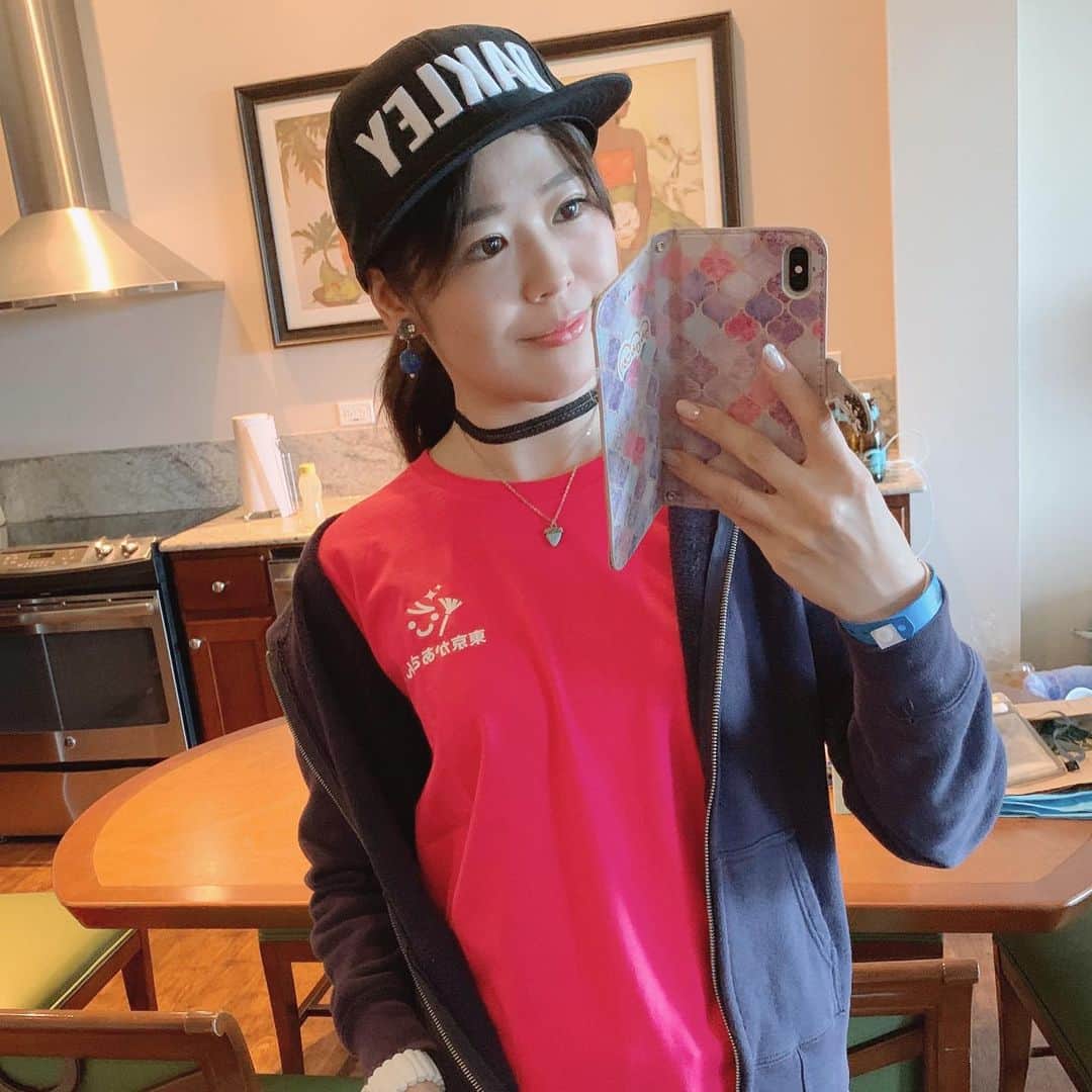 小日向えりのインスタグラム：「#ハワイ島 は初めてだったので島を一周するバスツアーに参加。  マウナケアで星空を見るツアーは防寒対策しっかり。  #東京かあさん のTシャツと私のプロデュースする幕末グッズ　#黒船社中　近藤勇のドクロパーカーで参戦！  残念ながらお天気に恵まれず、星空はあまり見れませんでした…😢 溶岩の跡でお昼ご飯食べて、まるで月にいるかのようなすごい景色だった🌕  ハワイ島最後の日は、私がBBQしたいよー！というワガママを聞いてくれて、両親がスーパーで食材を用意してくれました。 両親の写真も少し載せます。母が怒りそうで載せてなかった（笑）  めちゃくちゃ美味しかったー💕 ハワイ島で食べた食事の中で1番美味しかったかも！」