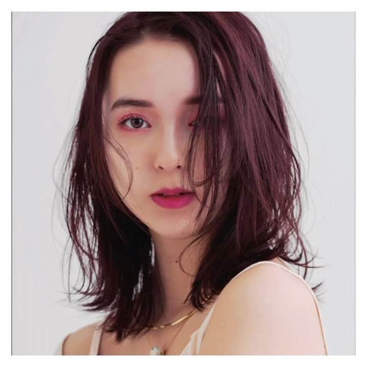 前原穂高のインスタグラム：「Pink!Pink!Pink!  BOB2月号に新色掲載中😍﻿ #ハイトーン のパキパキなピンクもかわいいですが﻿ ﻿ リアルでオーダーが多いのはこういうチャレンジしやすいピンクブラウンかな〜﻿ ✔️ダメージも隠れて艶も出るし﻿ ✔️肌の色もパッと明るくなるよ✨️﻿ ﻿ ﻿ MANAE(@manae.violet )の新カラーも一緒に掲載されていますよ🙆﻿ 是非ともチェックを❗﻿ ﻿ ﻿ ﻿ ピンクブラウンカラー¥8,000〜﻿ ✂︎✂︎ ✂︎✂︎ ✂︎✂︎ ✂︎✂︎ ✂︎✂︎ ✂︎✂︎ ✂︎✂︎ ✂︎✂︎✂︎✂︎✂︎✂︎﻿ ﻿ #ミディアムヘア #ピンクブラウン #ピンクカラー﻿ #美容室Violet #美容師 #表参道  #栄 #横浜 #美容室 #表参道美容室 #横浜美容室 #栄美容室 #ヘア #人気ヘアスタイル #ヘアスタイル #ヘアアレンジ #ヘアカラー #ヘアメイク #ヘアカタログ #hair #hairstyle #髪型 #あざと毛 #ほだかっと #ほだからー #前原穂高﻿ @violet_hairsalon」