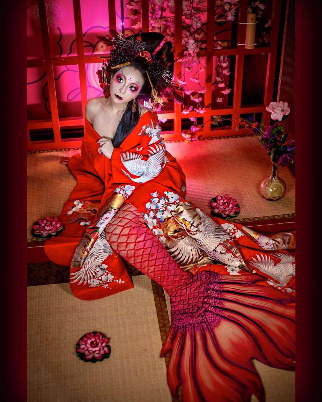 松すみれさんのインスタグラム写真 - (松すみれInstagram)「﻿ ﻿ ﻿ 【見世物小屋の花魁人魚】﻿ －A freak show－﻿ ﻿ ﻿ 今見えているもの、またあえて見ようとはせず流されるもの。﻿ その様な目で真実は見えない。﻿ ﻿ ﻿ 👼( '-' 👼 )の次は囚われの身の人魚·····🧜‍♀️·····﻿ ﻿ ﻿ photographer：@kikyo.wong ﻿ hair：@nhachino ﻿ make up：@e.matsu ﻿ model：This is me.﻿ ﻿ ﻿ #札幌モデル #被写体 ﻿ #花魁人魚 #見世物小屋 ﻿ #着物 #マーメイド ﻿ #日本髪 #伊達兵庫 ﻿ #創作 #撮影﻿ #大阪遠征 #伊達兵庫 ﻿ #アートメイク ﻿ #freakshow #uncommon ﻿ #japanesemermaid ﻿ #japan_art_photography ﻿ #art_of_japan #ig_japan ﻿ #mermaidelite #fairytales﻿ #finfolkmermaid ﻿ #pasha_magazine ﻿ #igersjp #realmermaid ﻿ #fantasyphotography ﻿ #splus_cameraclub ﻿ #somermaid ﻿ #mermaidphotography ﻿ #omatsu_oiran_kimono」1月29日 21時52分 - omatsudayo