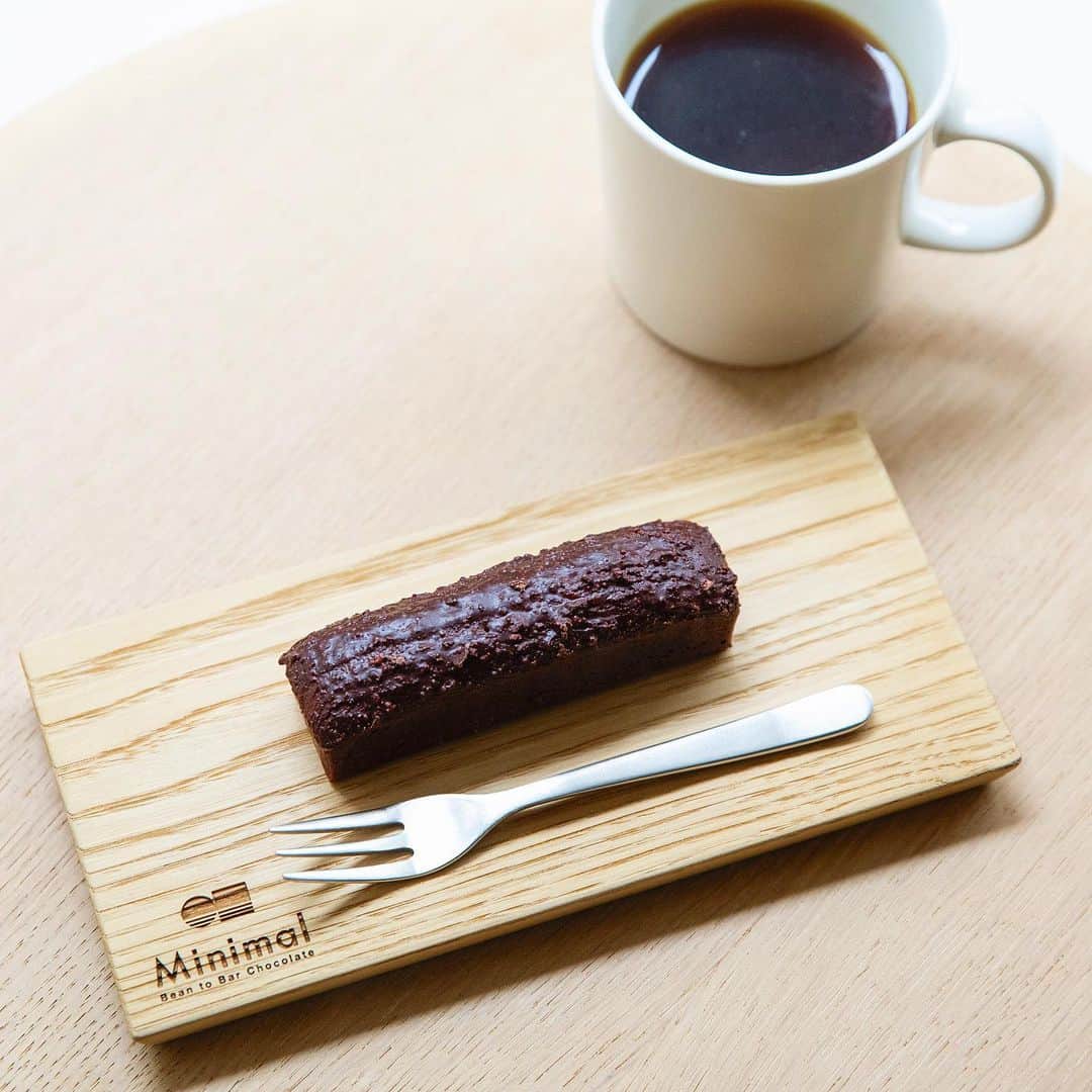 Hanako公式さんのインスタグラム写真 - (Hanako公式Instagram)「「ガトーショコラ専門店」がニューオープン🐻﻿ ﻿ 〈Minimal The Baking〉は“新しいチョコレート体験”を追求してきた〈Minimal〉の新展開となるガトーショコラ専門店。2段階の火入れ法と、イースト菌での発酵により、しっとり感と自然な甘みを引き出したガトーショコラは、ひと口食べるとケーキではなく、まるで板チョコを食べているような新感覚。立ち上るカカオの香りも濃厚🍫﻿ ﻿ 【Hanako_2020年最高のスイーツ！特集】﻿ #Hanako #Hanako_magazine #バレンタイン #スイーツ #グルメ部 #食べ歩き #東京グルメ#カフェ巡り #スイーツ部 #代々木上原カフェ #喫茶店 #プリン好き #チーズケーキ #instafood #foodstagram #パフェ #アイス部 #琥珀糖 #チョコ好き #パン好き #食べ歩き #バターサンド #バスクチーズケーキ #固いプリン #固めプリン #ガトーショコラ #Minimal #MinimalTheBaking」1月29日 22時01分 - hanako_magazine