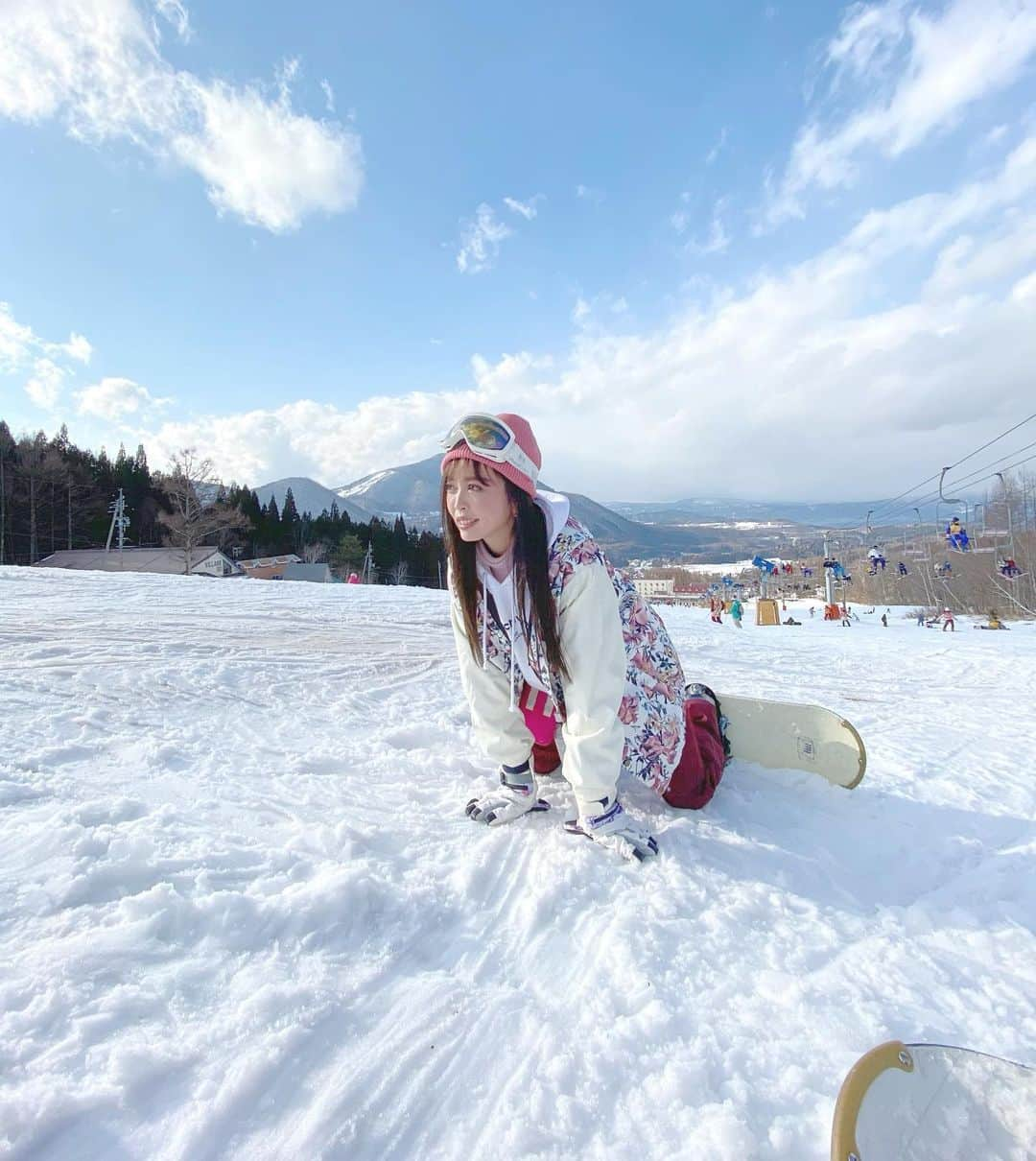 板橋瑠美さんのインスタグラム写真 - (板橋瑠美Instagram)「欲してる、雪を❄️♡﻿ ﻿ ﻿ ﻿ 今年は暖冬でどこの山も雪が無い☃️﻿ ﻿ ﻿ もっと降って欲しいのに今日明日暖かい。﻿ ﻿ ﻿ もっと雪が❄️❄️❄️降りますように❤️﻿ ﻿ ﻿ ﻿ ﻿ #スノボー行きたい　#スノボーlove」1月29日 22時02分 - rumi_official_0616