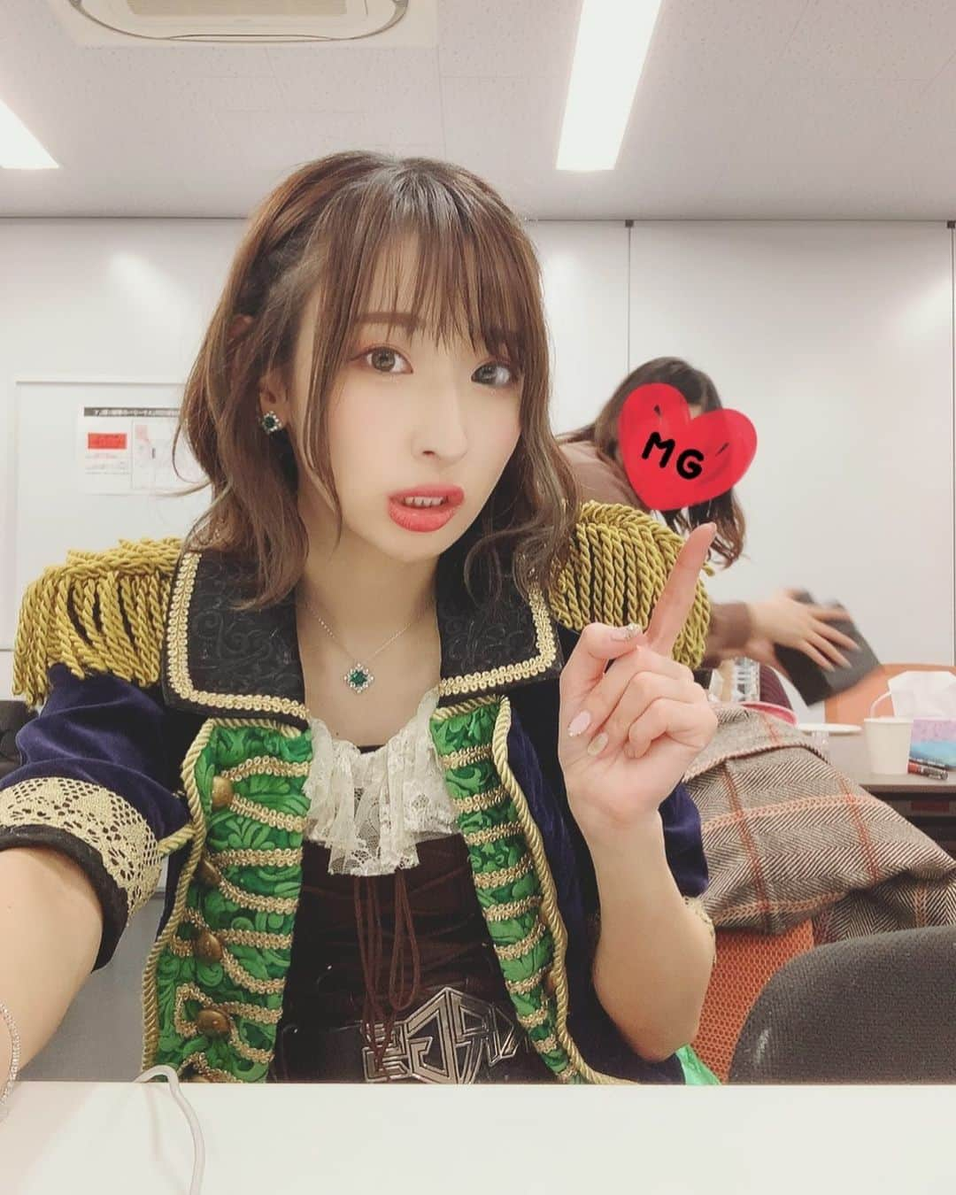 井坂仁美さんのインスタグラム写真 - (井坂仁美Instagram)「♡ メンバーのわがままを聞いてくれるマネージャーさん♪主に私がわがまま言ってるんだけど∩˙▿˙∩笑 ⋆ 年下なのに本当にしっかりしてて大好き💕 ⋆ ⋆ 昨日ガールズのライブ映像みてて、 LoLって名曲やな。 やばそうな時も〜 とにかく笑え 声を大にぃ〜♪ #井坂仁美 #hitomiisaka #仮面ライダーGIRLS #kamenridergirls #KRGS #kamenrider #仮面ライダー」1月29日 21時59分 - hitomi_ankh