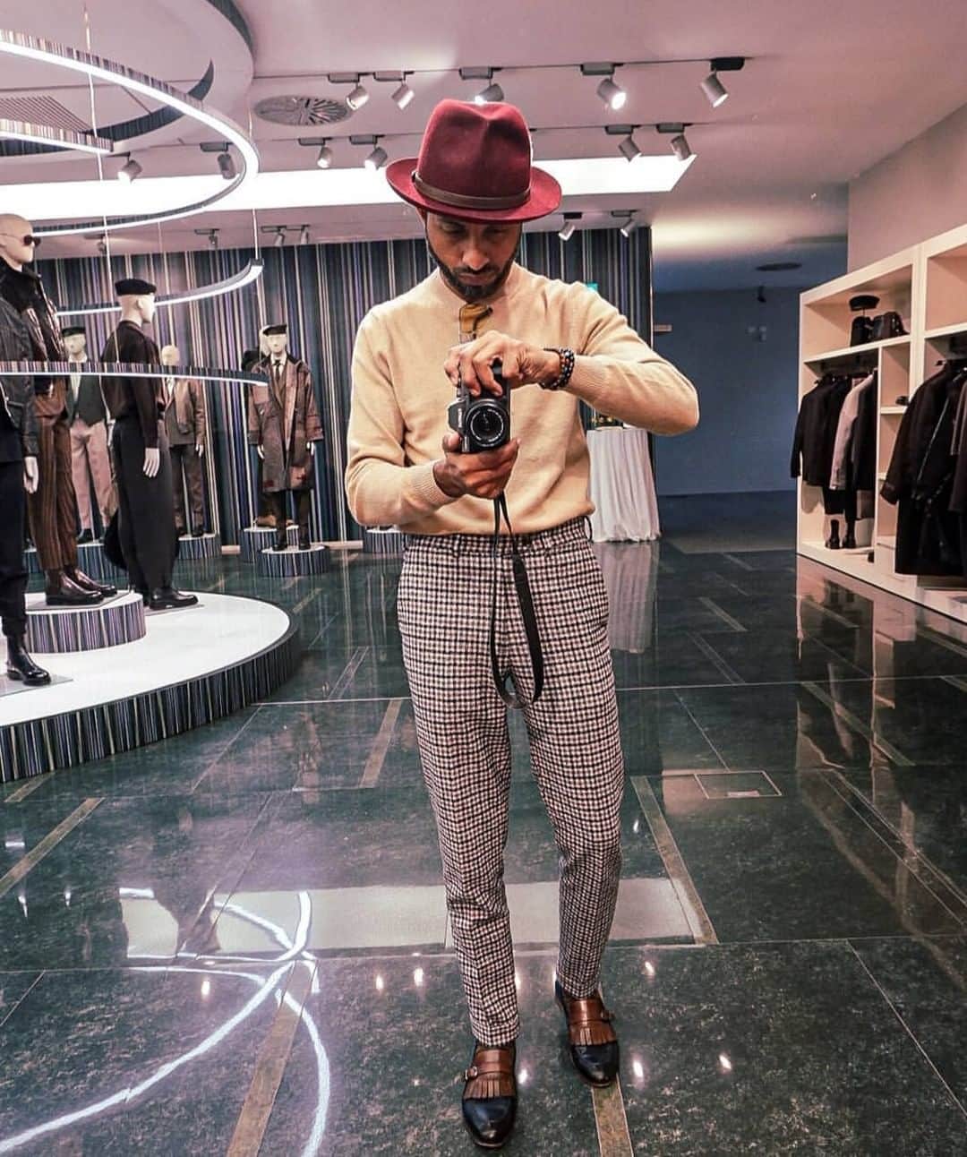 のインスタグラム：「Roll it up, travelling never felt so stylish. Discover this unique rollable Traveller with leather hat band now on www.borsalino.com  Repost @styledindubai #Borsalino」