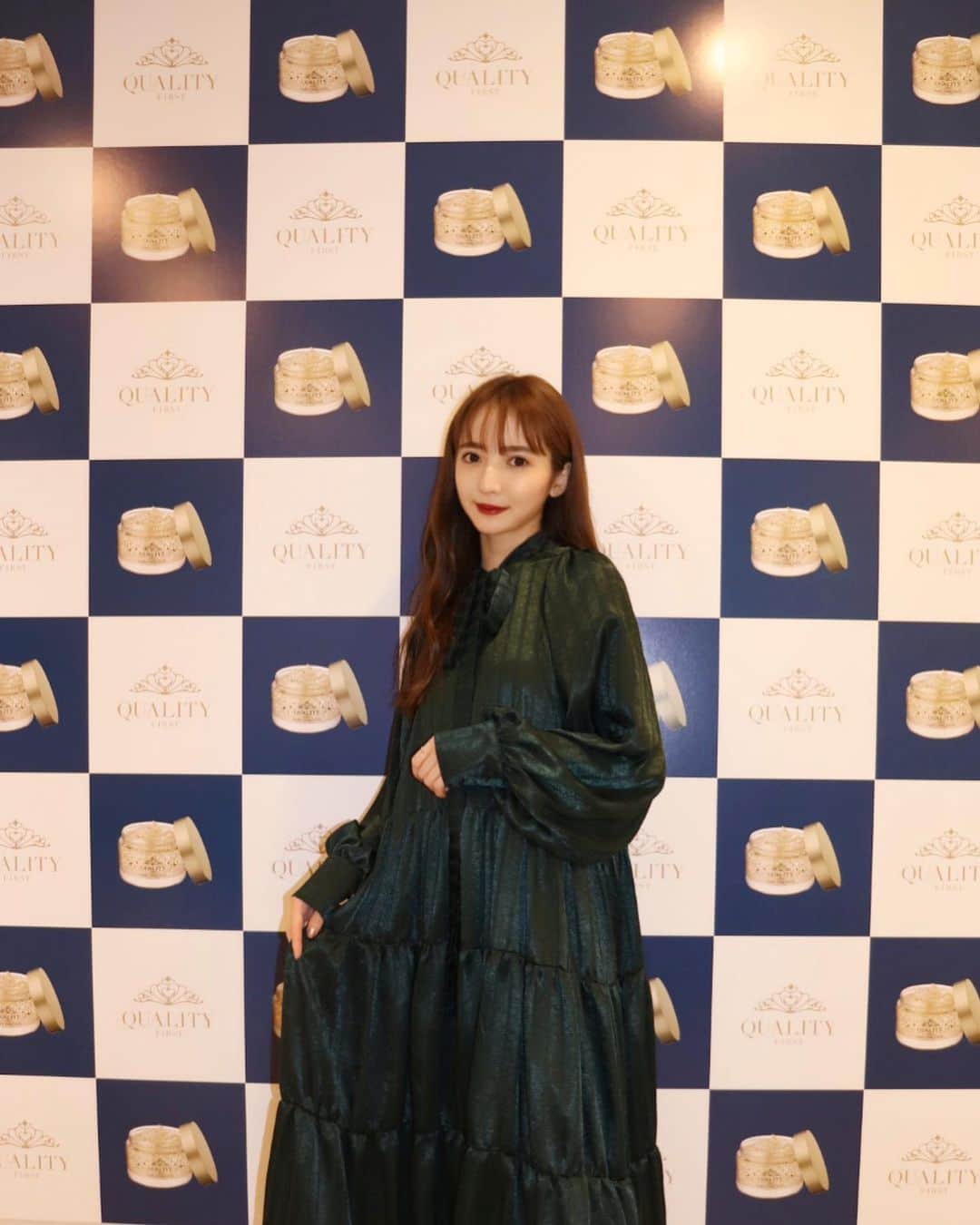 平木愛美のインスタグラム：「クオリティファースト @q1st.jp  ベスコス受賞記念イベント💛💫 . 本音レビュー雑誌LDKでベスコスに選ばれたクイーンズプレミアムマスク ナイトスリーピングマスクの展示会へ行ってきました💕🌜テクスチャーを試すと、とってもぷるぷるで手にのせるとしっとり馴染んで心地よかった！  クオリティファーストといえばシートマスクのイメージだったのですが、しっかり保湿や、その日のお肌ケアをしてくれるこんなお肌に嬉しいナイトクリームがあったのですね…♡ #クオリティファースト#塗るシートマスク #クイーンズプレミアムマスク #パック #防腐剤不使用 #PR」