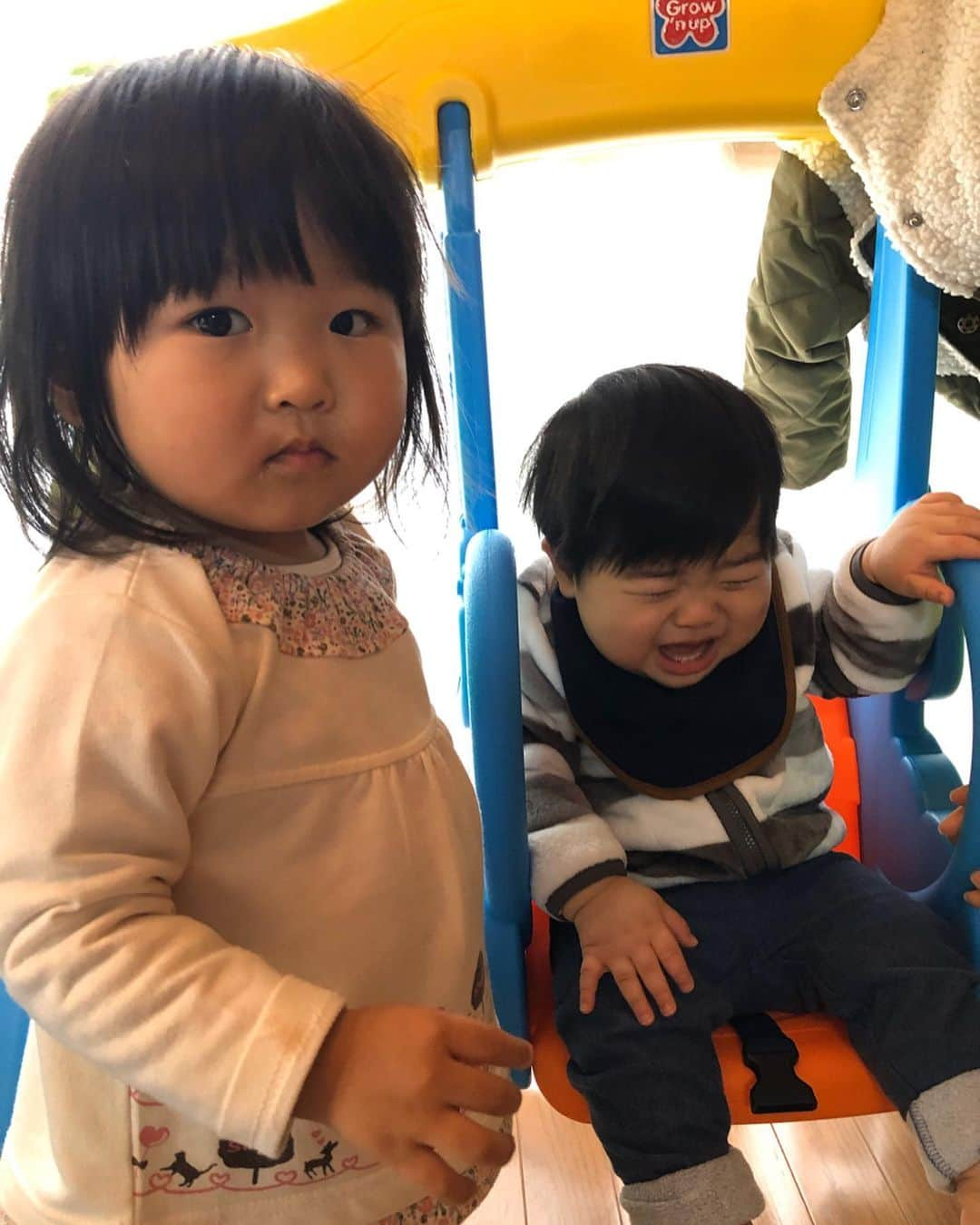 星野涼子さんのインスタグラム写真 - (星野涼子Instagram)「先日息子と実家へ電車で長旅🚃 車内で男性が席を譲ってくれたり、 ミカエルミシェル騎手似の外国人美女や成城マダムがあやしてくれてありがたかった🥰  姪が私になついてくれたり、息子と犬たちも少しずつ慣れていったり、わちゃわちゃしててあっという間だったけれど、ハッピーだったな😊  実家でコンタクトなくしてメガネで帰るというオチ付き😱😂 #電車　#1歳1ヶ月 #ミカエルミシェル　騎手　#成城　#わちゃわちゃ #ハッピー　#長旅　#ハードコンタクト　#japanesetrain #happy #행복」1月29日 22時03分 - ryoko.hoshino