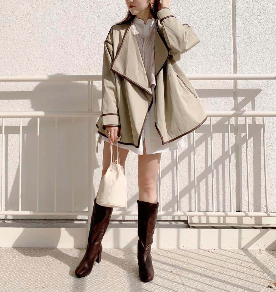 mina hinokuchiのインスタグラム：「. このアウター、形もパイピングの感じもめっちゃ可愛い！ こういうの欲しかった✨ どの色も可愛いから何色getするか迷うな〜💭 明日入荷予定です♪♪ . #whoswhochico #salonbychico #フーズフーチコ #春アウター #トレンチコート #パイピング」
