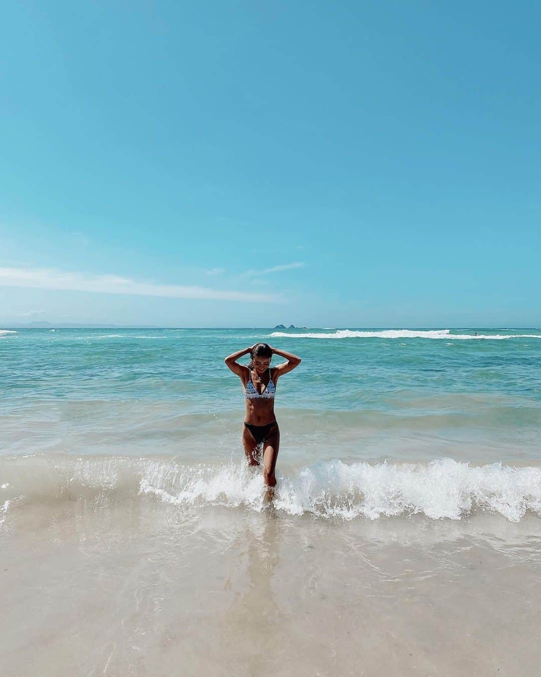 山中美智子さんのインスタグラム写真 - (山中美智子Instagram)「お気に入りの Beach がありまくるByron bay ⛱  とてもきれいで人が少なめなWategos Beachは 泳いだり、ゆっくりしたり、ちょっとハイキング気分で高台に登って海を見たり👌🏾 娘は木陰で気持ちよさそうにお昼寝してたので♡  私は、日焼けして泳ぐの繰り返し🌞」1月29日 22時08分 - alexiastam1988