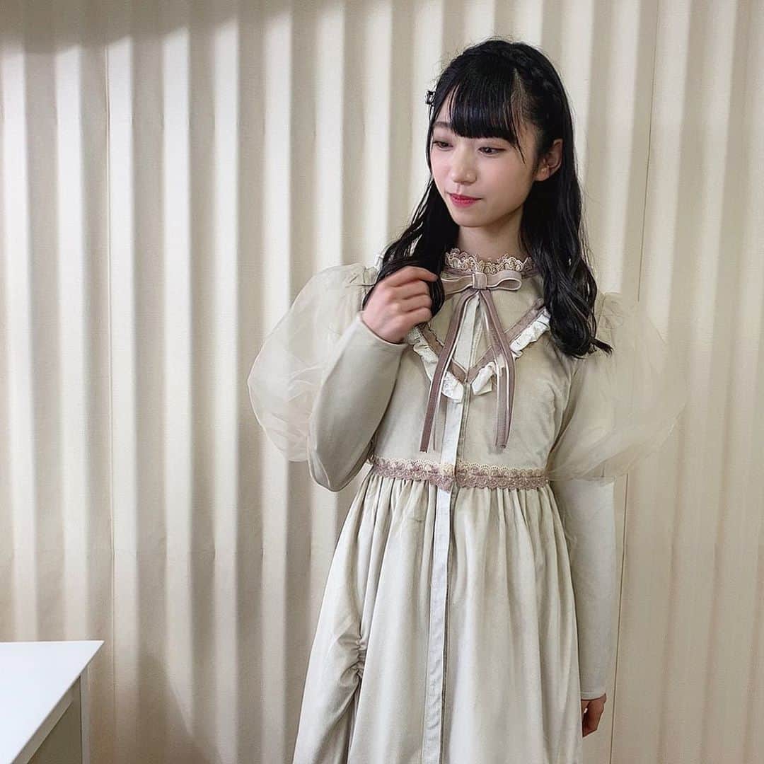 山内瑞葵さんのインスタグラム写真 - (山内瑞葵Instagram)「. ୨୧┈┈┈┈┈┈┈┈┈┈୨୧ . ソロコンサート投稿 魔法使いの次に着たのがこの衣装！ . 流行りのベージュカラーで 首元のレースや袖のパフスリーブで おしゃれな感じ🤎🤍🤎 . この衣装にもリボンが！！ . #AKB48 #ソロコンサート #衣装 #ベージュ #リボン #パフスリーブ  #レース #おしゃれ #おしゃれっち . ୨୧┈┈┈┈┈┈┈┈┈┈୨୧」1月29日 22時20分 - zukky_48