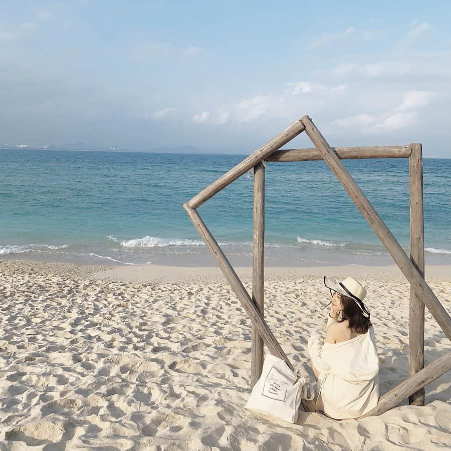 中瀬古ゆきなさんのインスタグラム写真 - (中瀬古ゆきなInstagram)「Beach photo🏝🧡 ・ 友達や彼氏、家族と一緒に撮ったら 思い出になるだろうなぁという フォトスポットにひとり🥰笑 "LOVE"、"HAPPY"などなど。。 人気の観光スポットには、 面白い仕掛けがたくさん☺️✨✨ ・ 余談ですが、 乗継した関西空港のUNIQLOで買った ¥1,900のパーカーXLが大活躍でした🤣 朝晩で気温も違うし、日差しよけにも🙆‍♀️ ・ #trip #Hainan #pr #海南島 #女子旅 #TabiMUSE @tabimuse #三亜 #海棠湾 #蜈支洲島」1月29日 22時16分 - yuch1129