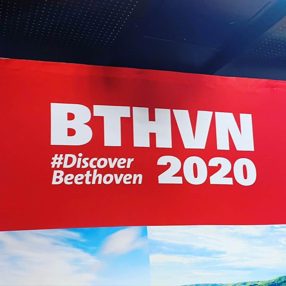 Saschaさんのインスタグラム写真 - (SaschaInstagram)「#DiscoverBeethoven イベントMCでした！ #ベートーベン 生誕250年の記念イヤーの今年ドイツを始め世界中でイベントが行われます！今夜はなんと #宮本笑里 さんと #梯剛之 さんのバイオリンとピアノの素晴らしい演奏でベートーベンの音楽も楽しませていただきました！是非ベートーベンが生まれたドイツのボンにも訪れてみてくださいね！ #ネクタイ曲がりすぎた」1月29日 22時16分 - sascha348