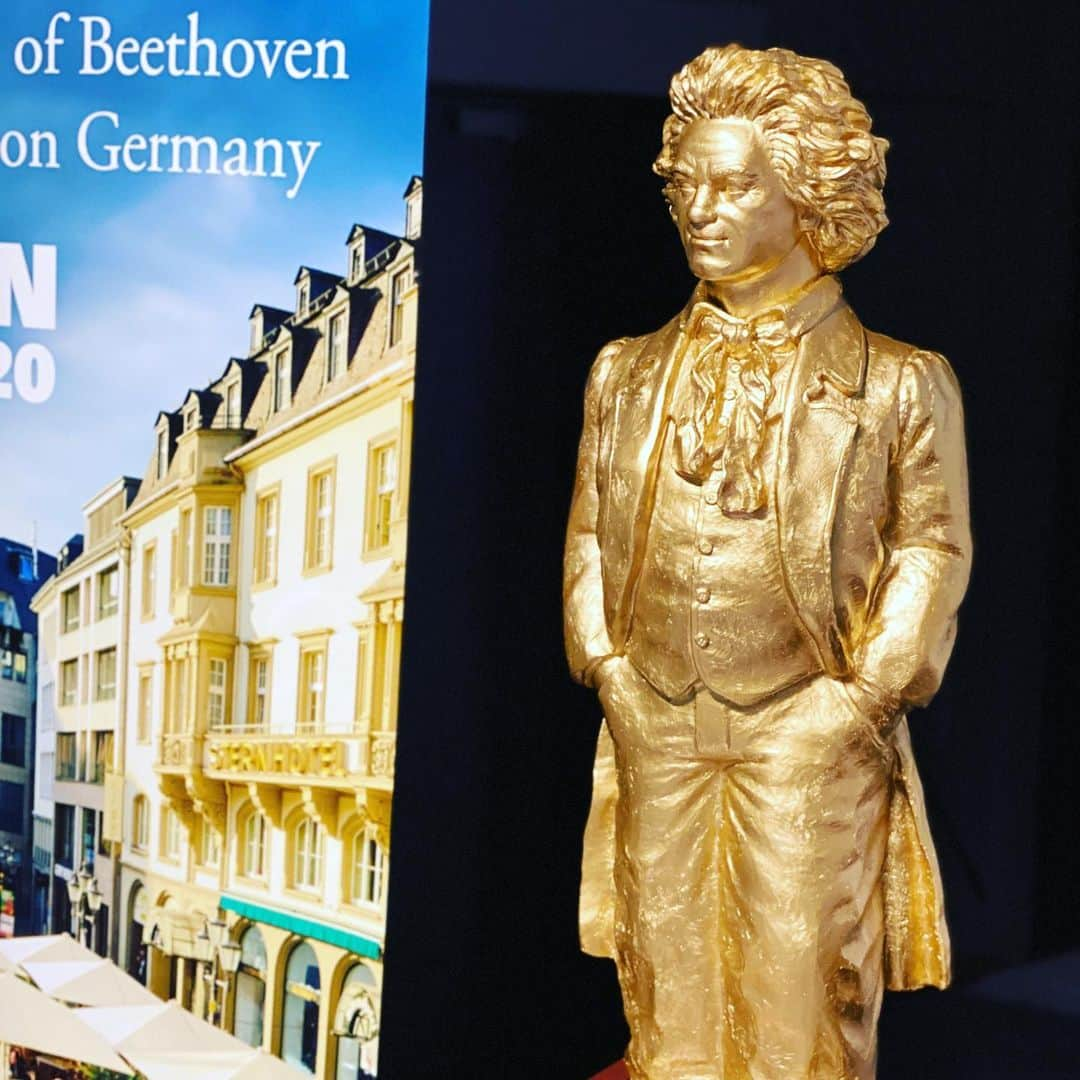 Saschaさんのインスタグラム写真 - (SaschaInstagram)「#DiscoverBeethoven イベントMCでした！ #ベートーベン 生誕250年の記念イヤーの今年ドイツを始め世界中でイベントが行われます！今夜はなんと #宮本笑里 さんと #梯剛之 さんのバイオリンとピアノの素晴らしい演奏でベートーベンの音楽も楽しませていただきました！是非ベートーベンが生まれたドイツのボンにも訪れてみてくださいね！ #ネクタイ曲がりすぎた」1月29日 22時16分 - sascha348