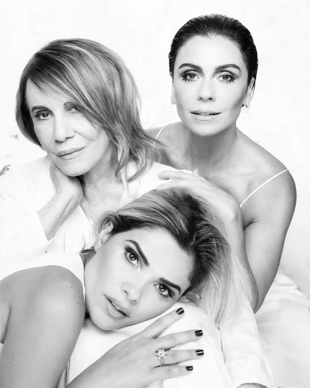 Giovanna Antonelliのインスタグラム：「E esse Bom Dia pra vcs???😄 Com essa foto linda q o amado @pinogomes fez. Com as  musas @rsorrah @vanessagiacomo e make bapho do @sennarafael , hair @jhacksonstar , styling do @paulozelenka !!!? Hein? Hein? @flashyoubeauty @decorasamfestas @mauricio.riibeiro  @elcarllitos  @eu.leoalves」