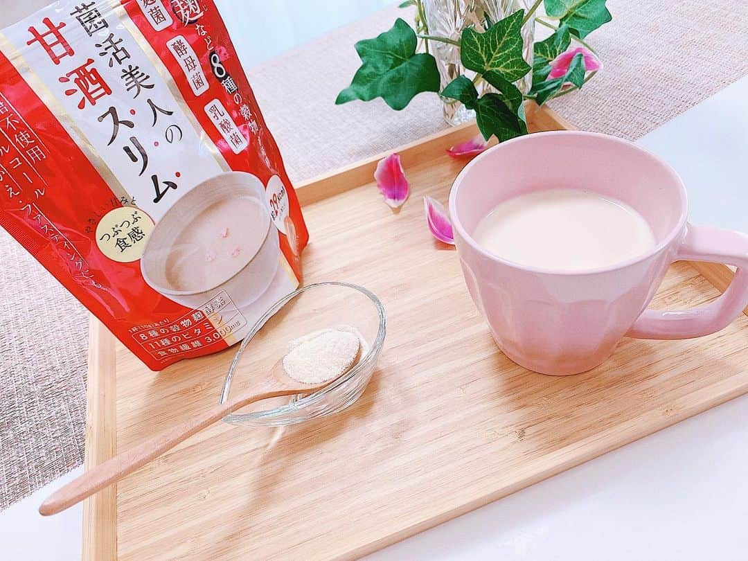 山下愛実（まなみるく）のインスタグラム：「#菌活美人の甘酒スリム . 飲む点滴’って言われてるくらい身体に良い甘酒🥛  以前他製品の物を飲んで口に合わず甘酒の印象が良くなくて、 今回PRで頂いてどうかなーと思ったらめちゃ飲みやすくて美味しくて甘酒のイメージ変わりました✌︎ 砂糖不使用.人工甘味料不使用.アルコールフリー 乳酸菌.酵母菌.麹酵素.8種類の穀物 11種類のビタミン.食物繊維3,000mgと、 身体に美容に良い事尽くし☺︎ 麹で凄い甘味が出てて水で溶かすだけでも美味しい！ 手軽に良い物を身体に入れれるありがたい♡ 私は白湯か豆乳で飲んでます🥛  #甘酒スリム#甘酒#菌活#料理#ダイエット#sponsored」