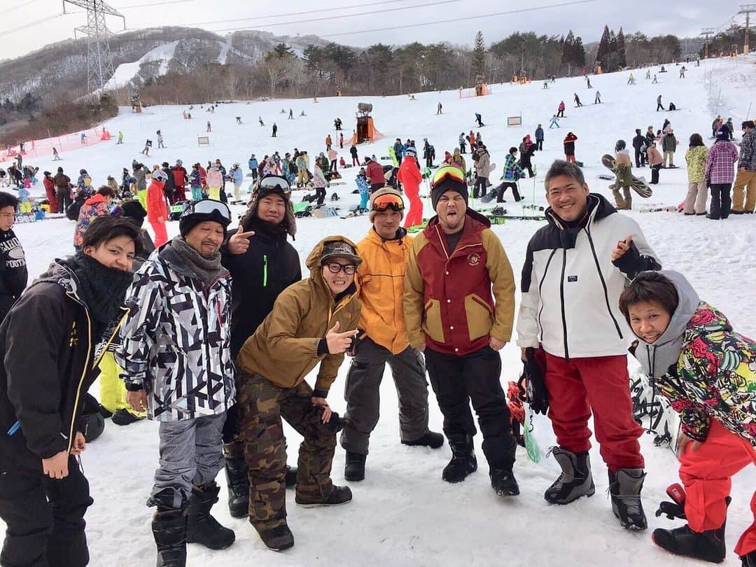 のインスタグラム：「メガキングドットコムの中本です🤗  第一回‼️ROHAN＆MEGAKING合同スノボ合宿🏂🎶 1日目のスノボ合宿が終わり🏂✨ 2日目は飛騨高山で観光しました😁👍 ROHANの皆様と飛騨高山でお別れをしたあとに MEGAKINGメンバーは下呂温泉♨️へ やっぱり日本三名泉という事だけあってお肌はスベスベのスノボでの筋肉痛を和らげてくれた水明館の龍神の湯は半端ないです👍✨ この2日は本当に楽しくドキドキ&リラックス&勉強させて頂きました😁✌️ ROHAN井澤社長はじめROHANの皆様2日間お世話になりました🙇‼️ 有難う御座いました‼️ 去年の手術から初滑りの🏂 MEGAKING ボスがスノボ🏂を滑る体力が戻り嬉しくも安心しました🤣💪 派手にクラッシュして肩を痛めてましたけど😆 ボス 2日間有難う御座いました🙇‼️ MEGAKING営業メンバーもスノボ🏂に温泉♨️など連れて行って頂き心身共に充電満タンです‼️ バリバリ仕事頑張りますよ〜💪‼️ #下呂温泉 #水明館 #龍神の湯  #中華そばつづみ #スノーボード #BOSS有難う御座いました🙇‼️ #megaking  #kig  #autoparts  #メガキング  #メガキングドットコム  #中古パーツ #中古パーツ買取り  #出張買取り #大阪 #箕面 #九州 #西日本 #パーツの王様 #メガゴリくん  #rohan_izawa_net #rohanawheels」