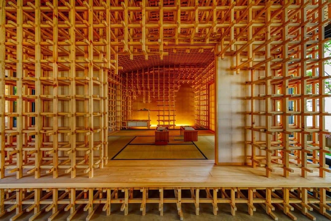 Booking.comさんのインスタグラム写真 - (Booking.comInstagram)「ホテル「セレトならまち」には物語を味わえる唯一無二の空間“奈良回廊”があります。そのうちの匠室（たくみしつ）は奈良の伝統的な技術や建築の工法を現代に継承したもので、茶道や写経、ワークショップなどが出来る空間になっています。 木の香りに包まれたこのホテルでは最高のリラックスだけでなく旬の食材を使った料理も楽しめます。 日本のはじまりの地と言われる奈良の伝統を楽しみに行ってませんか？ セレトならまちの詳細はこちら☝️ https://www.booking.com/hotel/jp/setorenaramati.ja.html #奈良 #伝統 #セレトならまち」1月29日 22時30分 - bookingcom_jp