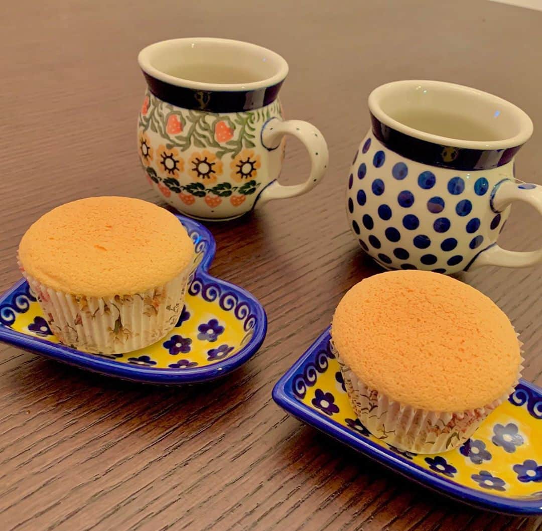 小倉優子さんのインスタグラム写真 - (小倉優子Instagram)「次男と一緒にカップケーキを焼きました🍎 次男にとって初体験のハンドミキサーを使って作りました❗️❗️ 最初はハンドミキサーを怖い〜と言っていましたが、最後は一緒に持ってメレンゲを作りました☺️✨ どんどん出来ることが増えてきますが、ゆっくり成長してほしいです笑💕」1月29日 22時30分 - ogura_yuko_0826