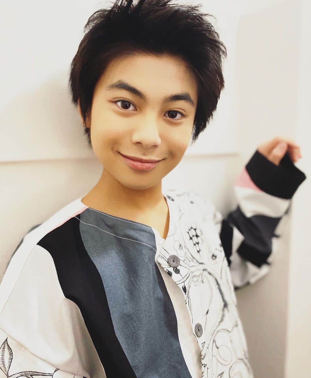 ひゅうがのインスタグラム：「週刊ザテレビジョンさんの取材を 受けさせていただきました！ カラフルなモノに囲まれて、 楽しい時間でした！ ありがとうございました！  詳細は後日お伝えさせていただきます！ お楽しみに！  #ザテレビジョン #週刊ザテレビジョン #吉田日向」