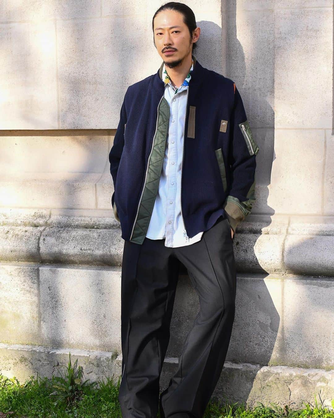 WWDジャパンさんのインスタグラム写真 - (WWDジャパンInstagram)「スナップ：「サカイ」のショー会場はハイブリッドコーデの教科書　2020-21年秋冬メンズにemmaや松田龍平らが来場﻿ ﻿ 「サカイ（SACAI）」は、2020-21年秋冬メンズ・コレクションのランウエイショーをグラン・パレ（Grand Palais）で1月18日に発表した。会場周辺には同ブランドのコレクションを身につけたファッション上級者が多く、セレブリティーからストリート系アーティストまで幅広い層が来場した。ストリートカメラマンの数もこの日随一で、注目度の高さがうかがえた。俳優の松田龍平やモデルのemma、秋元梢、高橋ララ、ショーに出演した美佳ら日本人の姿もあった。﻿ ﻿ スナップ全35カットは @wwd_jp のストーリーまたはプロフィールのリンクから﻿ ﻿ #WWDsnap ←過去のスナップはこちらから﻿ ﻿ PHOTOS : KOJI HIRANO﻿ ﻿ #サカイ #SACAI #松田龍平 #emma #秋元梢 #高橋ララ ﻿ #streetstyles #parisstreetstyles  #streetstyle #streetstylesparis #kozueakimoto #akimotokozue #ryuheimatsuda #matsudaryuhei  #lalatakahashi ﻿ ﻿」1月29日 22時31分 - wwd_jp