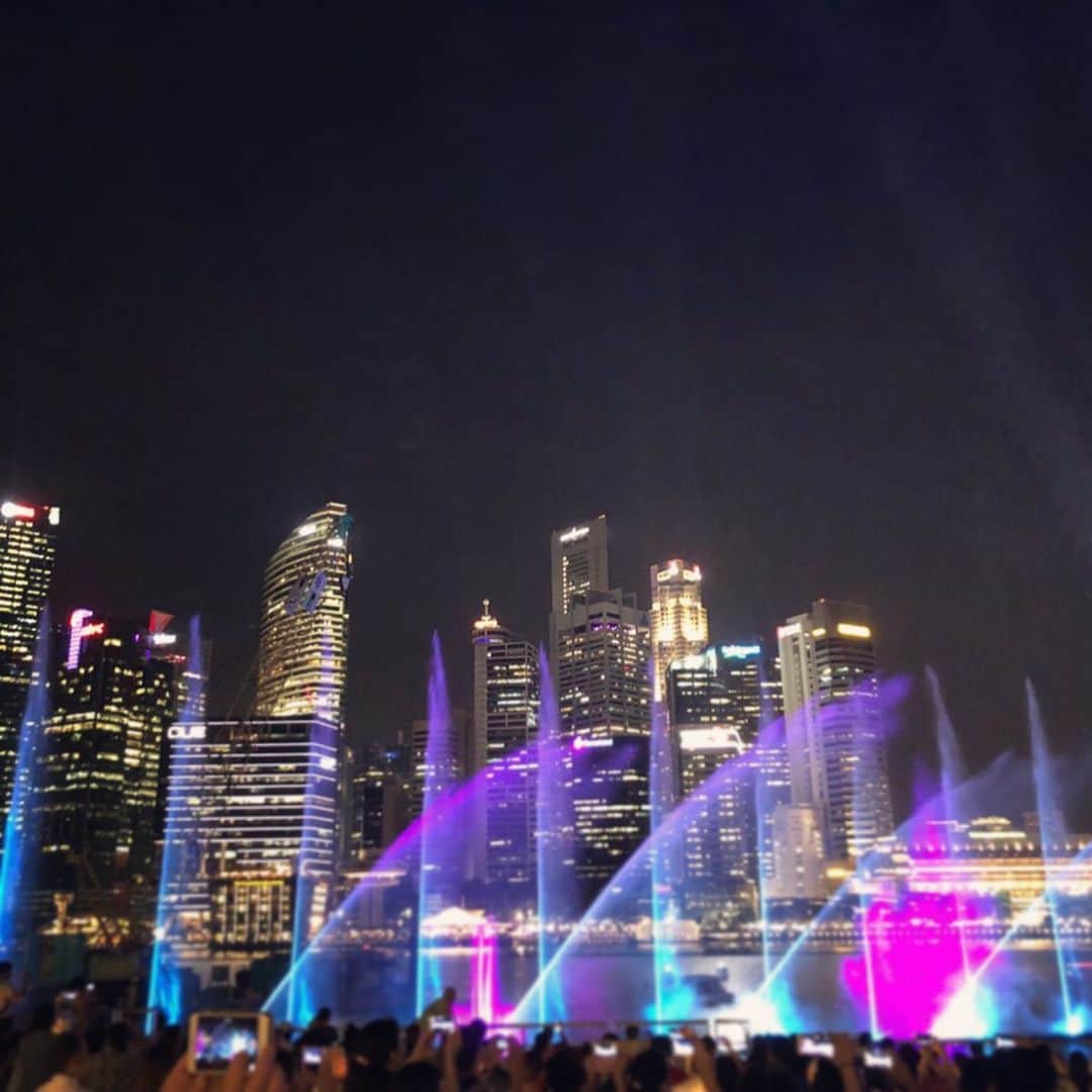 麻生夏子さんのインスタグラム写真 - (麻生夏子Instagram)「#WheninSingapore﻿ ﻿ シンガポール旅の振り返り。 夜景が本当にかわいい！！ 光のショーも友達のおかげで、ハシゴできて大満足…🤤 あー、またすぐ行きたい。 ﻿ ﻿ #marinabaysands #marinabaysandshotel #マリーナベイサンズ #Singapore #シンガポール #シンガポール観光 #シンガポール旅行 #旅行 #海外旅行 #instatrip #instatravel﻿」1月29日 22時34分 - natsukoaso0806