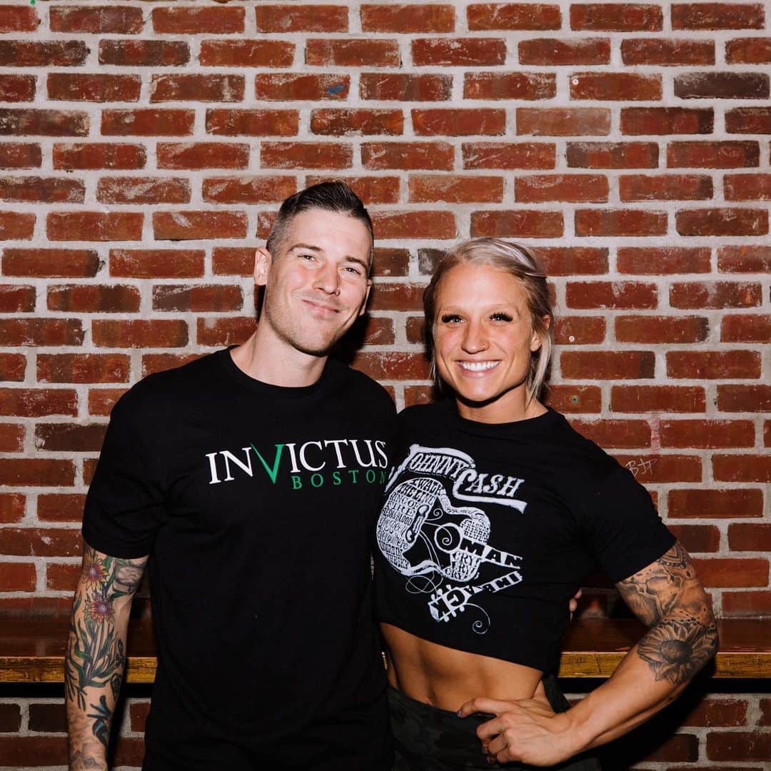 ザッキー・ヴェンジェンスのインスタグラム：「Had a great time in Boston yesterday catching up with the amazing @kelskiel 💪🏻as well as playing an awesome show for you guys. #blessed #strongwomen #alltimelow #crossfit #boston #letsgo」