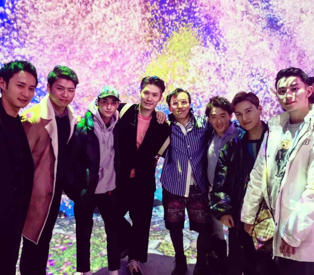 梅川壱ノ介（舞踊家）のインスタグラム：「レスリー、おめでとう！ ￣￣￣￣￣￣￣￣￣￣￣￣￣￣￣￣￣￣￣￣￣￣￣￣ FLOWERS BY NAKED 2020 -桜-  collaborations by  LESLIE KEE x  RYUTARO MURAMATSU  レセプションパーティー 2020年1月29日 （Wed） 19:00 start  19:30 speech  場所: 日本橋三井ホール COREDO 室町1・5F  https://www.excite.co.jp/news/article/Prtimes_2020-01-21-8210-541/  #レスリーキー #flowersbynaked  #梅川壱ノ介」