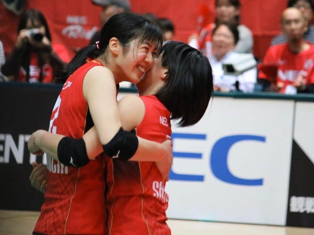 山内美咲さんのインスタグラム写真 - (山内美咲Instagram)「＊＊＊＊＊＊＊＊＊＊＊＊﻿ ﻿ ﻿時差ありますが… 2019-20シーズン﻿ Ｖリーグ終了📣﻿ ﻿ 結果は8位。今は8位。﻿ ここからまた強くなるぞ！！﻿ ﻿ ﻿ そして、良い時もそうでない時も変わらず応援してくださったファンの皆さん、いつも朝早くから環境を整えてくださった事務局の方々、1番近くで共に戦ったスタッフ、コートの中でも外でも頼りになるチームメイト、本当に沢山の方々に支えられました🙇‍♀️﻿ ありがとうございました！！﻿ ﻿ ﻿ 次は、3月26日〜29日に＃天皇皇后杯 が川崎の﻿＃とどろきアリーナ であります！﻿ ﻿ バレーボールの魅力を届けていきたいと思います！ぜひ会場に来て応援よろしくお願いします😊」1月29日 22時43分 - yama9436