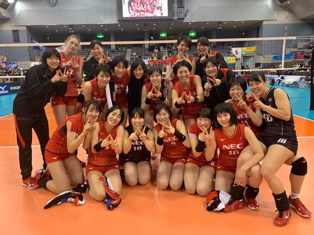 山内美咲さんのインスタグラム写真 - (山内美咲Instagram)「＊＊＊＊＊＊＊＊＊＊＊＊﻿ ﻿ ﻿時差ありますが… 2019-20シーズン﻿ Ｖリーグ終了📣﻿ ﻿ 結果は8位。今は8位。﻿ ここからまた強くなるぞ！！﻿ ﻿ ﻿ そして、良い時もそうでない時も変わらず応援してくださったファンの皆さん、いつも朝早くから環境を整えてくださった事務局の方々、1番近くで共に戦ったスタッフ、コートの中でも外でも頼りになるチームメイト、本当に沢山の方々に支えられました🙇‍♀️﻿ ありがとうございました！！﻿ ﻿ ﻿ 次は、3月26日〜29日に＃天皇皇后杯 が川崎の﻿＃とどろきアリーナ であります！﻿ ﻿ バレーボールの魅力を届けていきたいと思います！ぜひ会場に来て応援よろしくお願いします😊」1月29日 22時43分 - yama9436