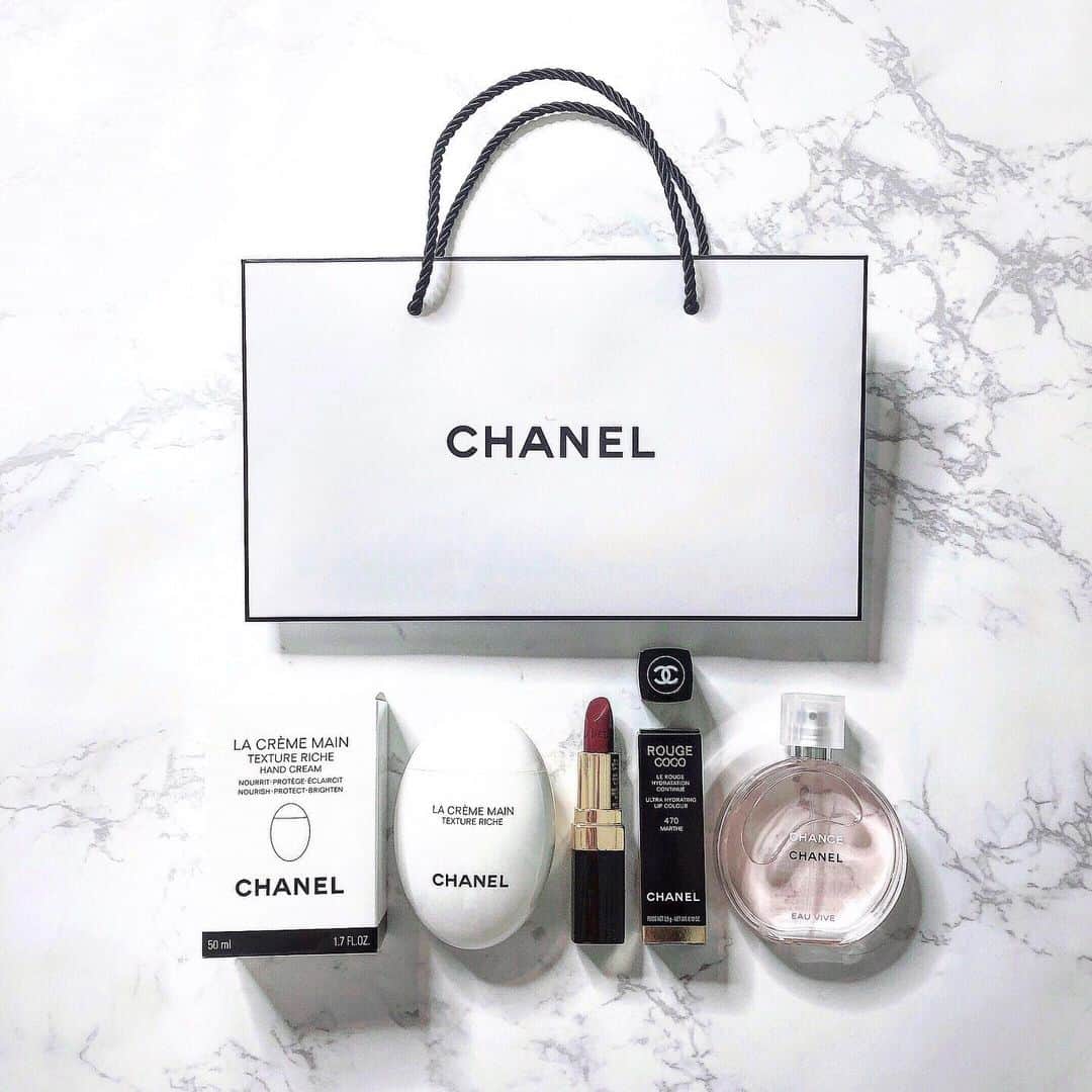 のインスタグラム：「まだ載せてなかったCHANELのコスメ購入品です💄💕 前から気になっていたたまご型のハンドクリームは、 ほんのり香る上品なフローラルの香りがお気に入り💐💓 . 口紅は発色の良いルージュココの470番💋 色味のアップは、スワイプして2枚目👉🏻 口紅自体は深みのあるレッドで 塗るとすこし青みのある落ち着いた赤色です💄 (フィルター無しのほぼ実際と同じ色です📸) . そしてCHANCEのオータンドゥルの香水は 甘くて爽やかなフローラルフルーティの香り💐💕 . 最近モノトーンが好きでCHANEL集めたい☺️🛍 . #chanel #chanelmakeup #シャネル #シャネルコスメ #購入品 #ハンドクリーム #口紅 #香水」