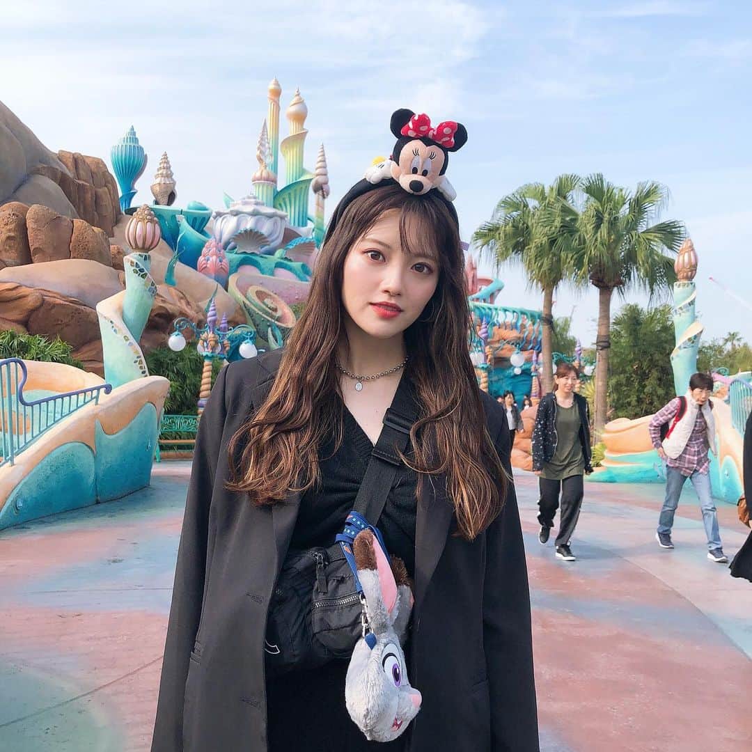 木本花音のインスタグラム：「いつかのディズニー写真🤭💙﻿ ﻿ #ディズニー　#ディズニーシー #ディズニーコーデ #マーメイドラグーン #シー　#disneysea #disney #tokyodisneysea #디즈니씨 #디즈니 #데일리룩 #데일리 #오오티디 #오오티디룩 #패션 #패션스타그램 #코디 #코디스타그램 #일본」