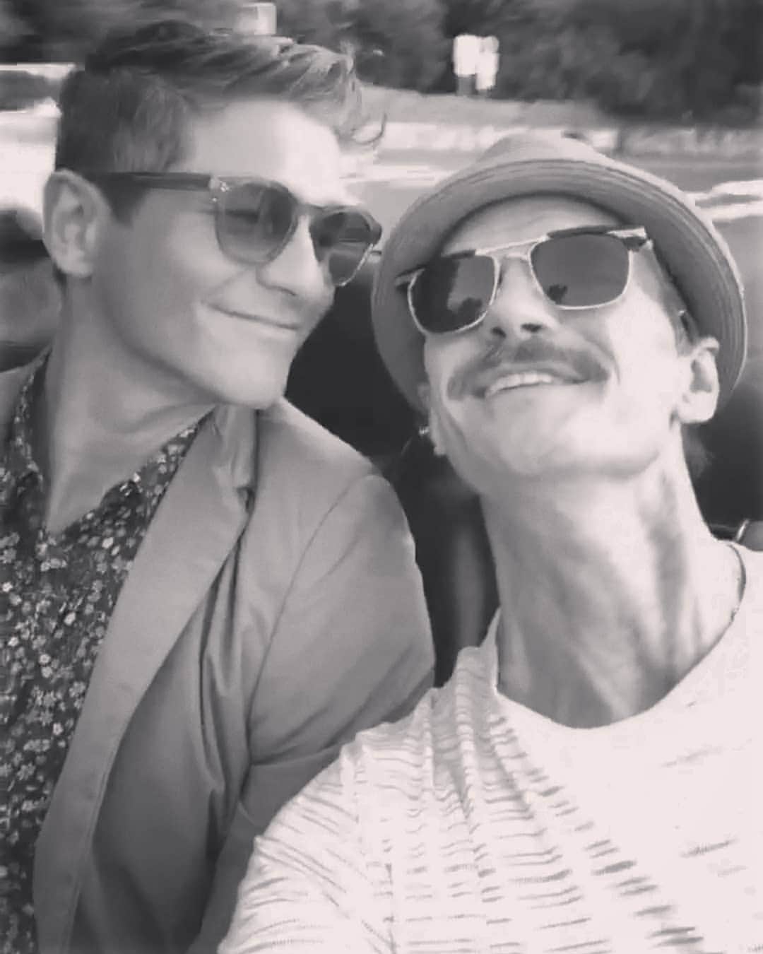 のインスタグラム：「Hope everyone is having a great last week of January! 😘  #neilpatrickharris #davidburtka #nph #db #tagsforlikes #actors #lovethem #handsome #chef #myedit #blackandwhite #throwback #couple #husbands @nph @dbelicious 🧡🧡」