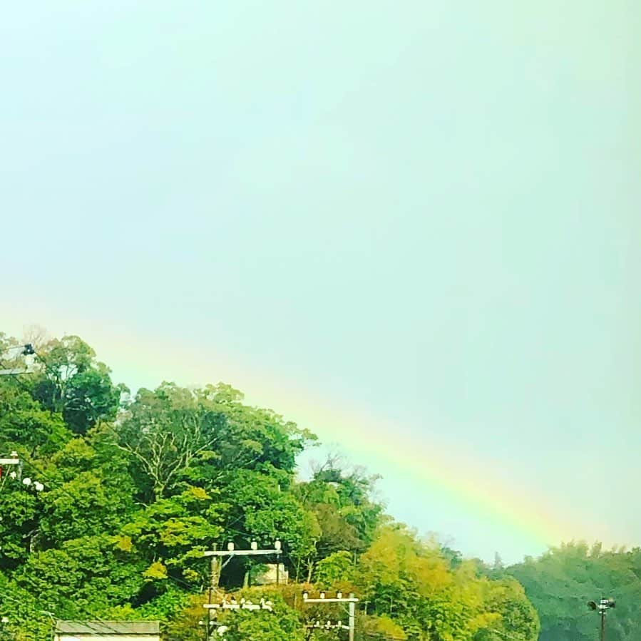 ひうらさとるのインスタグラム：「晴れなのに雨降ったりな、変な天気だけど、虹が出てた。 人生らしいね。 #人生らしいね #小泉今日子」