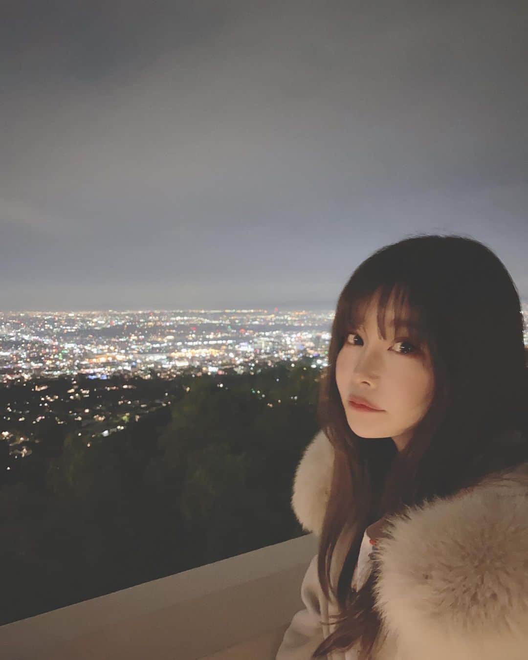 利咲のインスタグラム：「#グリフィス天文台 念願のプラネタリウム見れた…天空に包まれるように寝た。笑 右も左も後ろもみーんな寝てた💤 LAが見渡せるここには何度も来てる。 ララランドの名シーンでもたくさん出てくるから観てから来ると楽しいですよ。  #griffithobservatory #プラネタリウム #planetarium #夜景 #ララランド #ララランドロケ地 #losangels #California #LA #ロサンゼルス」