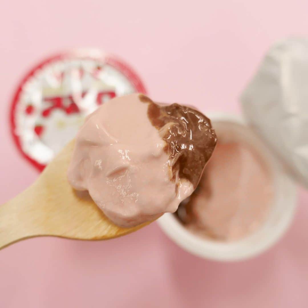 美的 Biteki's official Instagram! さんのインスタグラム写真 - (美的 Biteki's official Instagram! Instagram)「＼ロングセラー小粒チョコレート「アポロ」が、生誕50周年を記念してヨーグルトに！／ 濃厚なのに後味すっきりのいちごヨーグルト（上層）と、いちご果肉が入ったチョコレートソース（下層）が明治の独自技術を用いて2層式になっていて、「アポロ」チョコレートの構造と味わいを再現！いちごとチョコレートの絶妙な味わいは、最後まで飽きずに楽しめます。 朝食にはもちろん、「アポロ」と同様におやつとしていただいたり、小腹が空いたときや、夜のデザートとしてもおすすめ♪ また、「アポロ」と同じいちごモチーフと赤いフリルを施した、可愛らしいパッケージも要チェックです！ ぜひ試してみてくださいね！ 【商品情報】 アポロヨーグルト　1個タイプ（80g）￥140（税抜・編集部調べ・2月4日より発売） アポロヨーグルト　2個タイプ（70g×2）￥210（税抜・編集部調べ・発売中） ※どちらも期間限定 #アポロ#アポロヨーグルト#ヨーグルト#スイーツ#新商品#明治#meiji#おいしい#ヨーグルト好き#おやつ#スイーツ部#いちご#アポロチョコ#bitekicom」1月29日 14時23分 - bitekicom