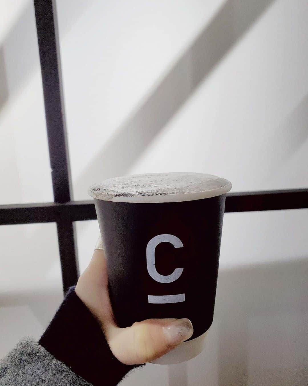 保坂玲奈さんのインスタグラム写真 - (保坂玲奈Instagram)「_____ #C_COFFEE #チャコールクレンズ . . . ○チャコールクレンズができるコーヒー "C COFFEE" が1/28発売されます☕💭 . ○#表参道 に#カフェ が出来たので 早速#コーヒー を飲みに来たよ〜🥰 . ○実はコーヒー好きで 割とこだわってるんだけど、 C COFFEEは飲みやすい味で美味しかった💞 . . ✩#ブラジル産コーヒー豆 ・#コーヒーポリフェノール として知られる #クロロゲン酸 ✩#国産炭 ・食用油などを吸着する事で 知られる#伊奈赤松妙炭 を含む 3種類の#チャコール を配合 ✩#MCTオイル ・素早くエネルギーに変換される#中鎖脂肪酸 ✩マッコリ由来 #乳酸菌 ・#腸活をサポート . . 等加わっていて、 お湯に溶かして飲むタイプなので楽チンに 取り入れることが出来ます❣ . . ○寝起きや、作業中に良くコーヒーを飲むので その時間に無理なく取り入れてみようと思います🌸 . パッケージのデザインもシンプルで好き♡ . . . . @c_coffee_official #チャコールコーヒー#無理せずキレイ #炭 #コーヒー #美容 #Niki #田辺莉咲子 #ダイエット #チャコールコーヒーダイエット #デトックス #クレンズ #おしゃれ#pr#CHARCOAL #コーヒーのある暮らし #コーヒー好きな人と繋がりたい」1月29日 14時26分 - __renao_0707